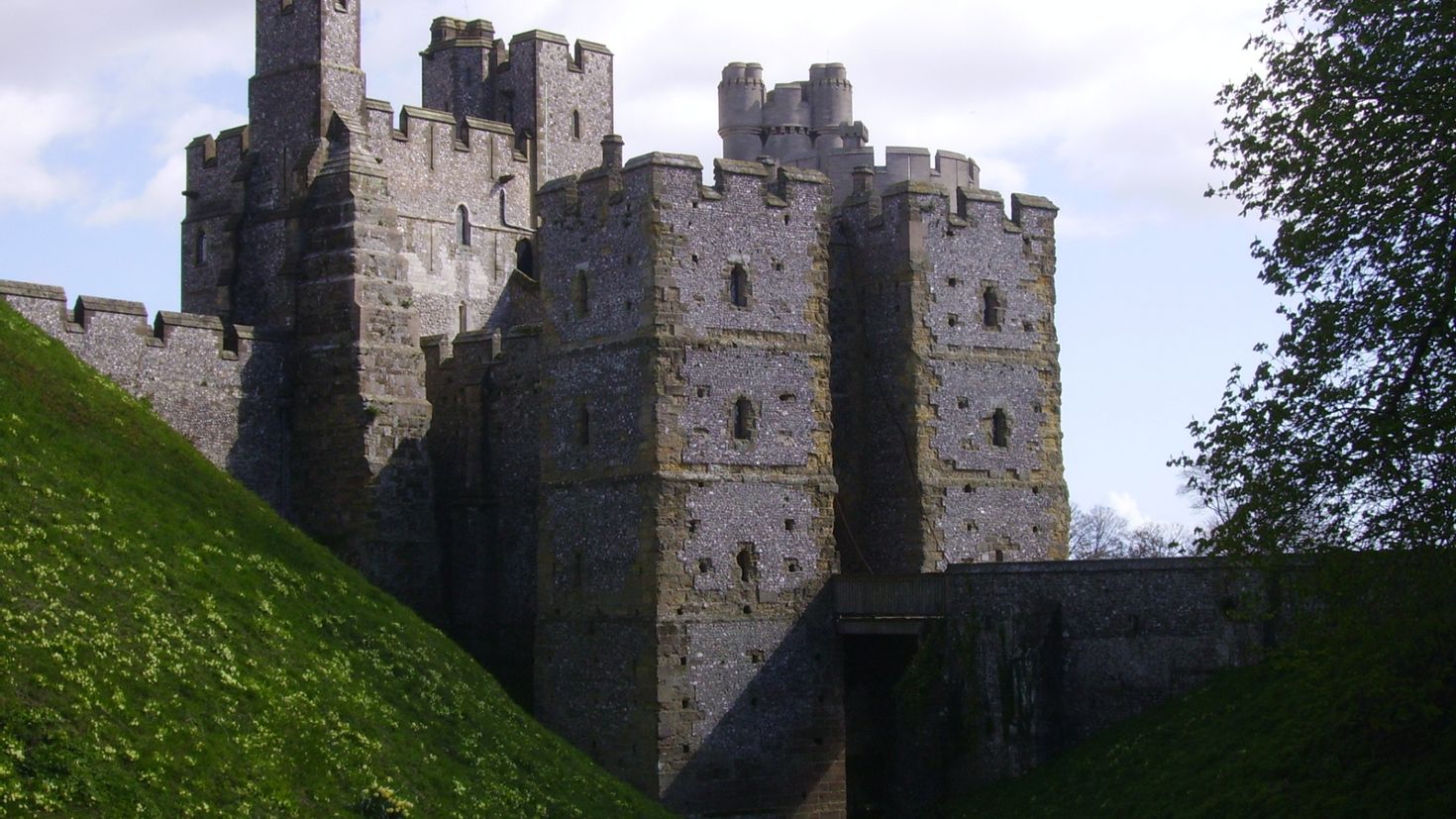 Castle под. SS Arundel Castle. Арундел обои. Arundel Castle Spirits. Arundel 3567 обои.