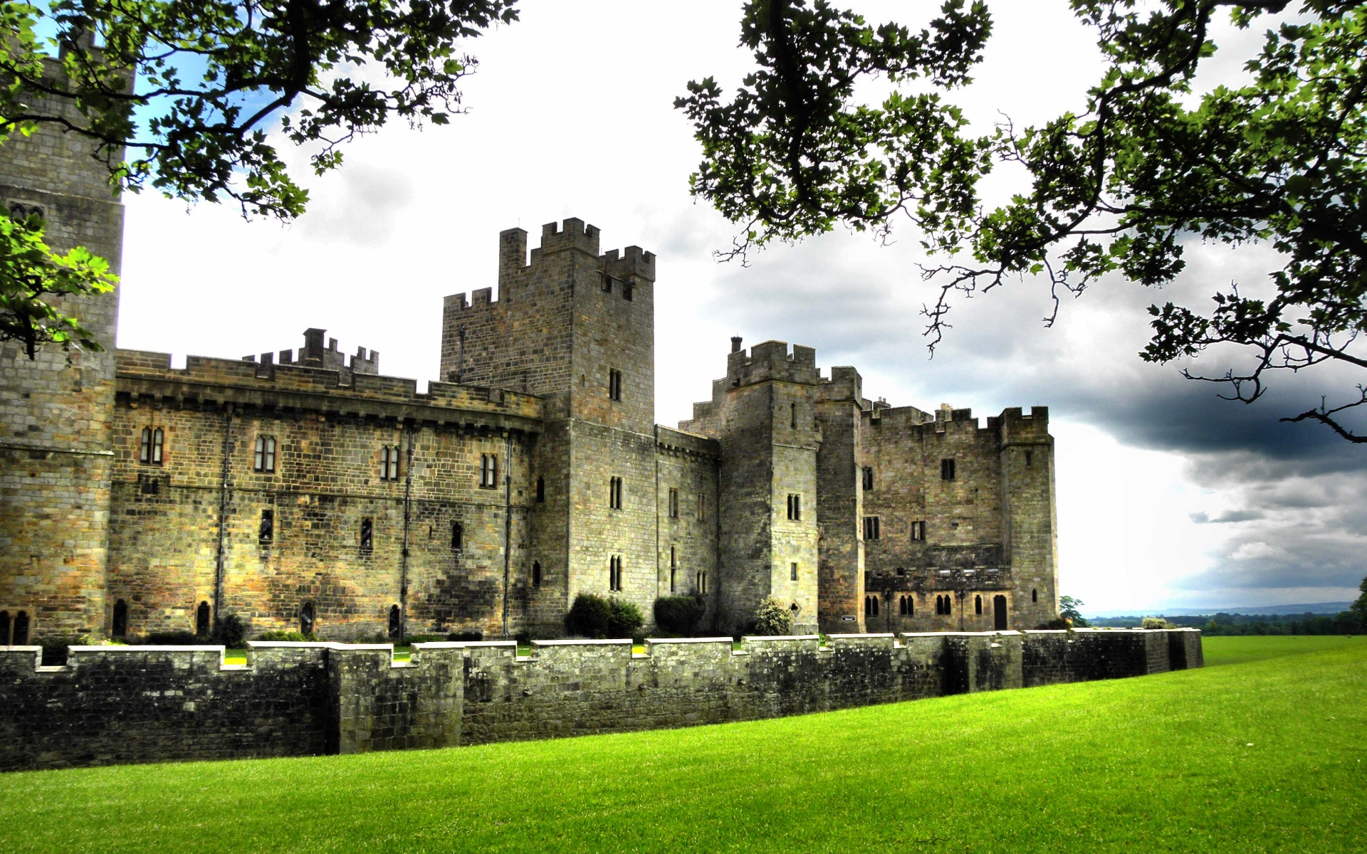 Castle full. Raby Castle. Замок в Англии Rabi. Замки Англии с большими стенами. Грид замки.