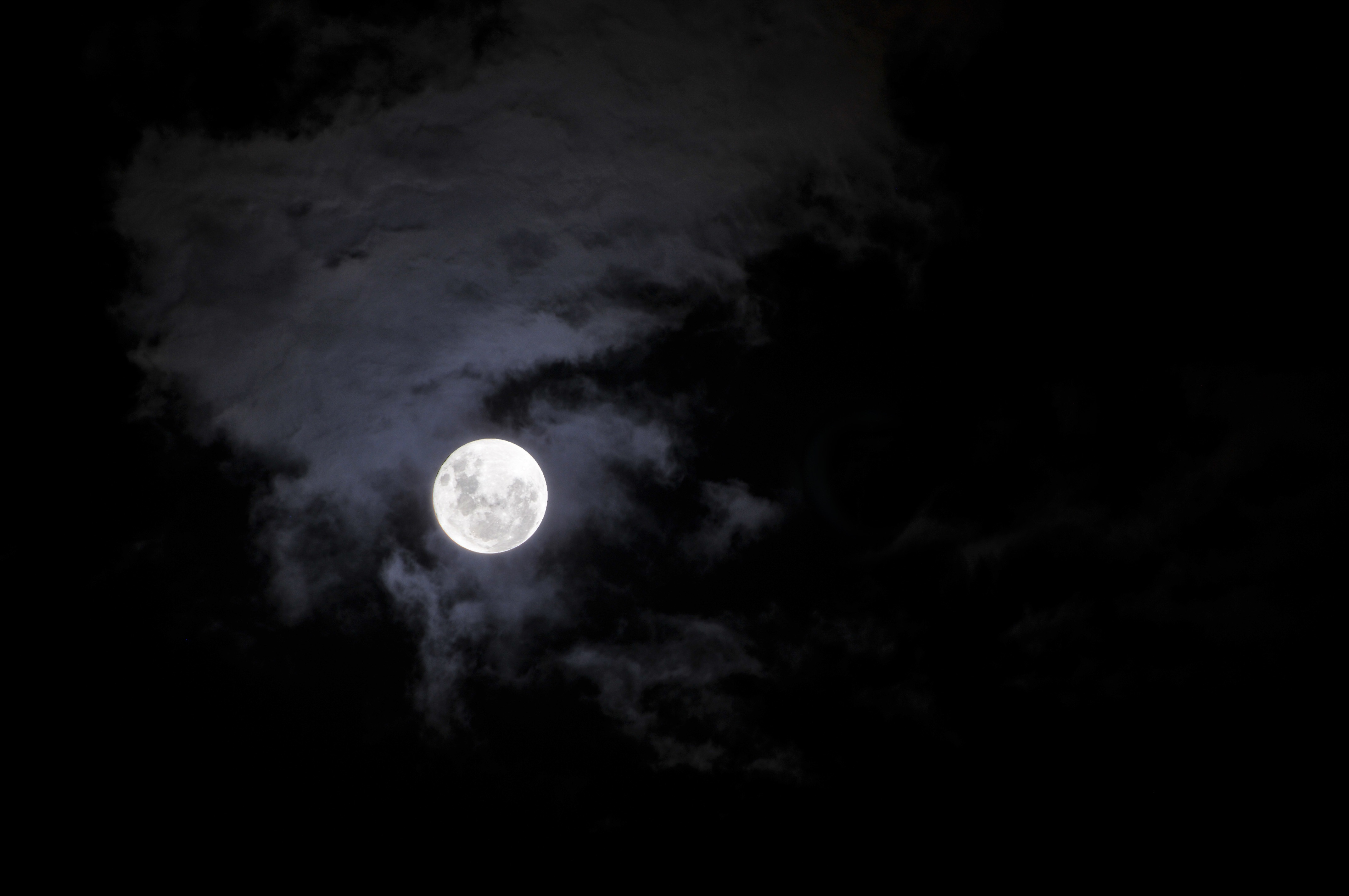 фото луна на ночном небе