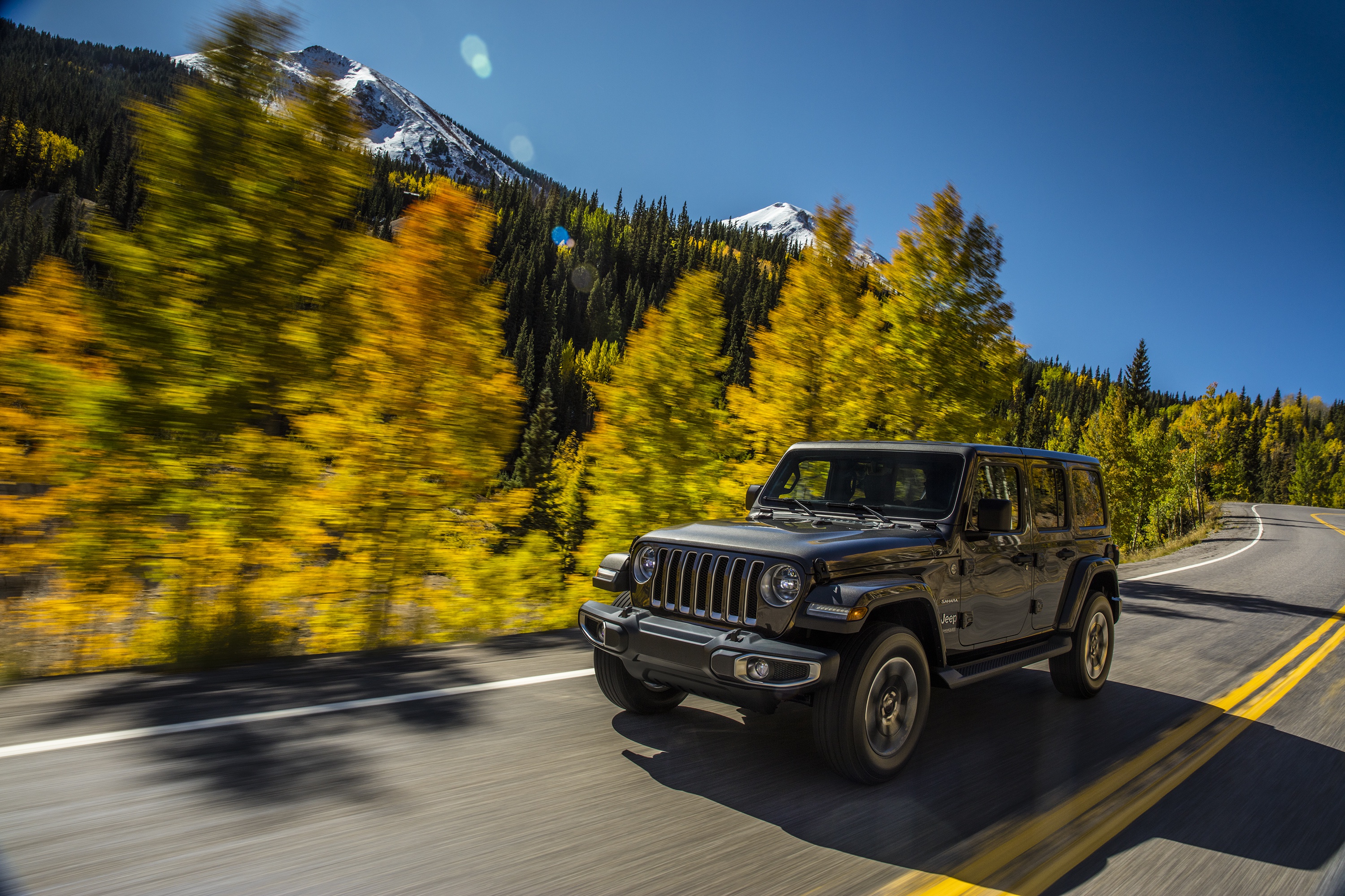 Поезжай лесом. Jeep Wrangler Unlimited Rubicon 2020. Jeep Wrangler Sahara 2021. Джип Вранглер в горах. Вранглер джип осень.