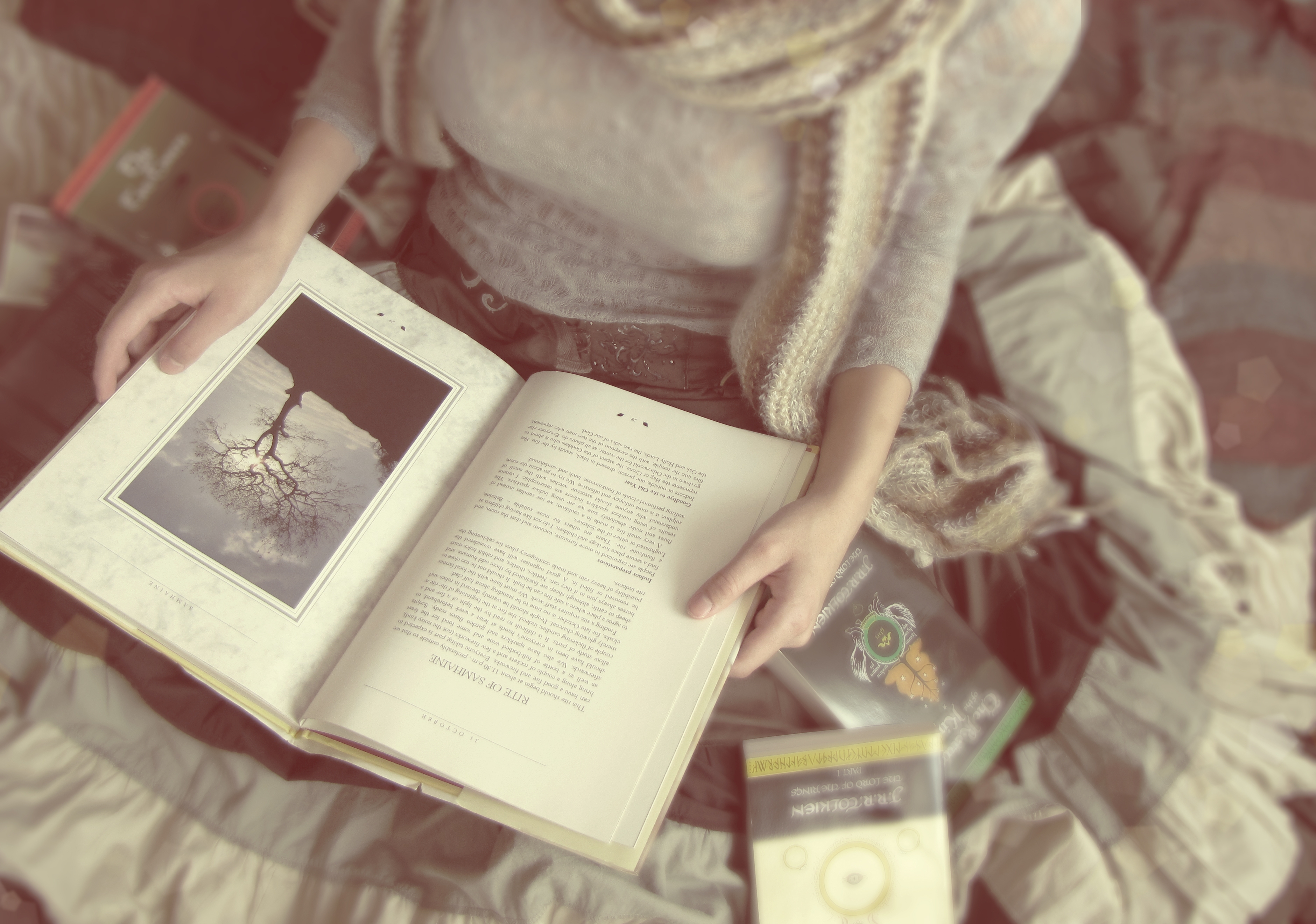 Когда она любит читать. Девушка с книгой. Девушка с книжкой. Девушка с книжкой в руках. Книга в руках.