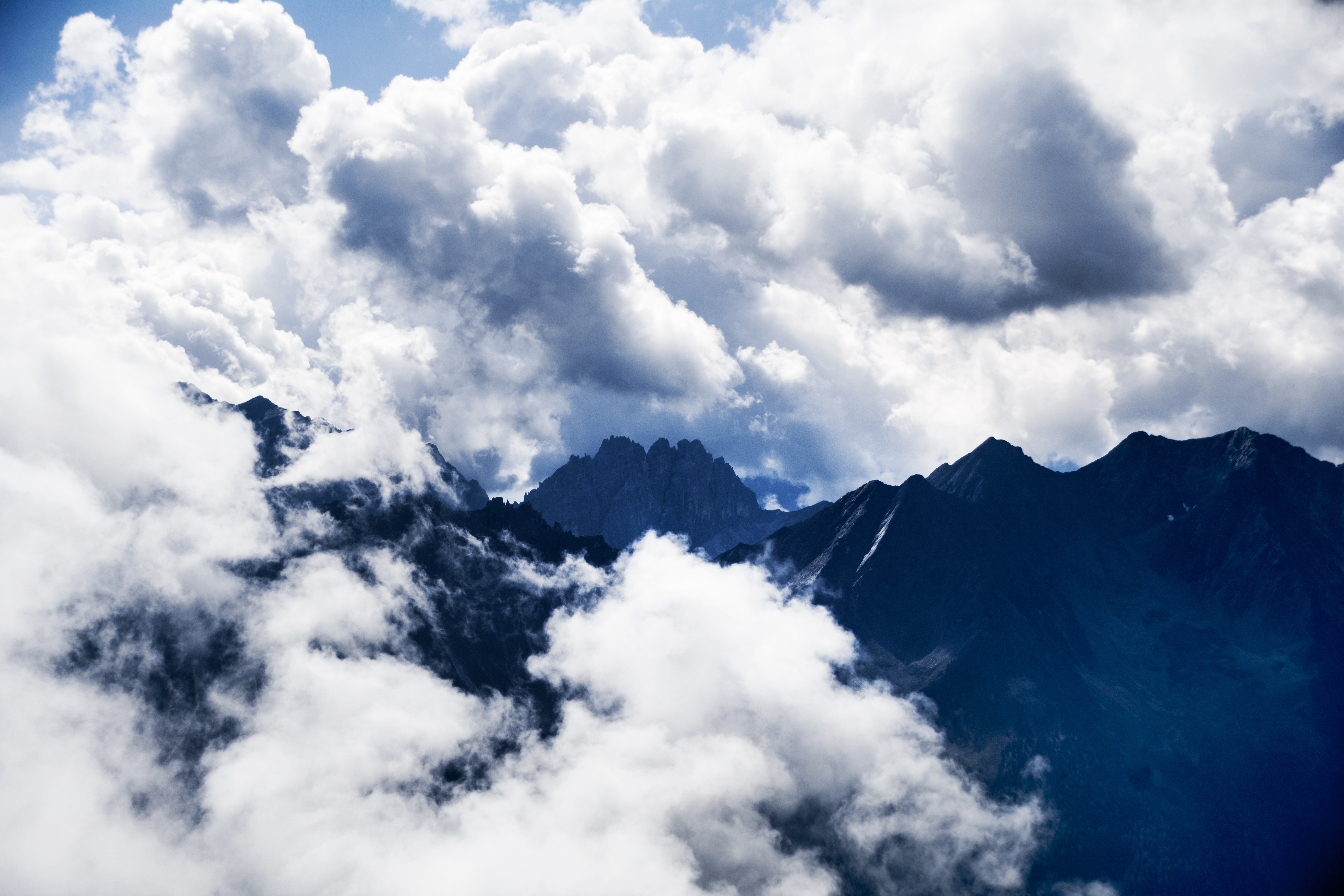 Descarga gratuita de fondo de pantalla para móvil de Nubes, Naturaleza, Cielo, Vértice, Arriba, Montañas.
