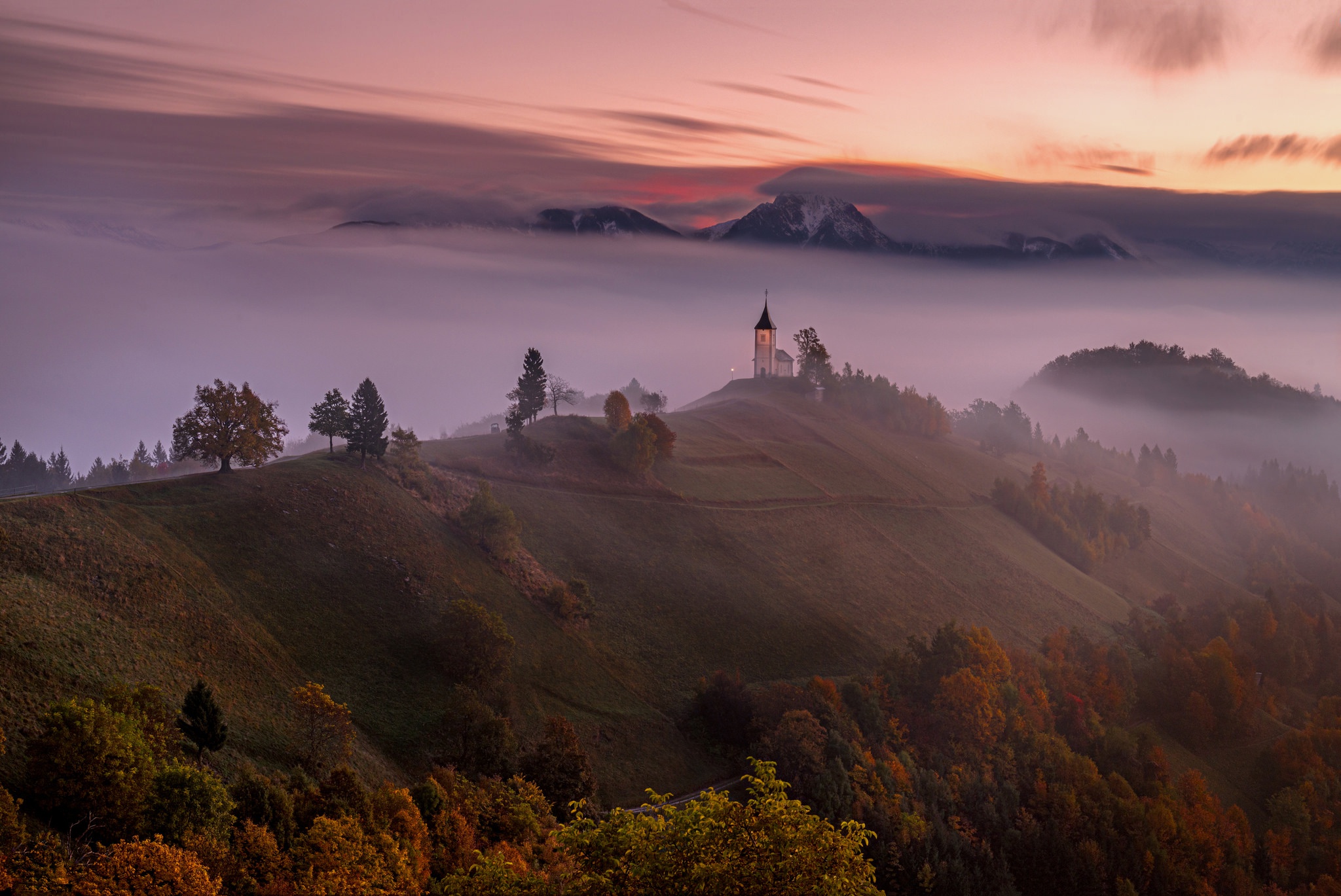Вдали времен. Ямник Церковь Словения. Храм на Холме. Церковь на горе в тумане. Горы в тумане.