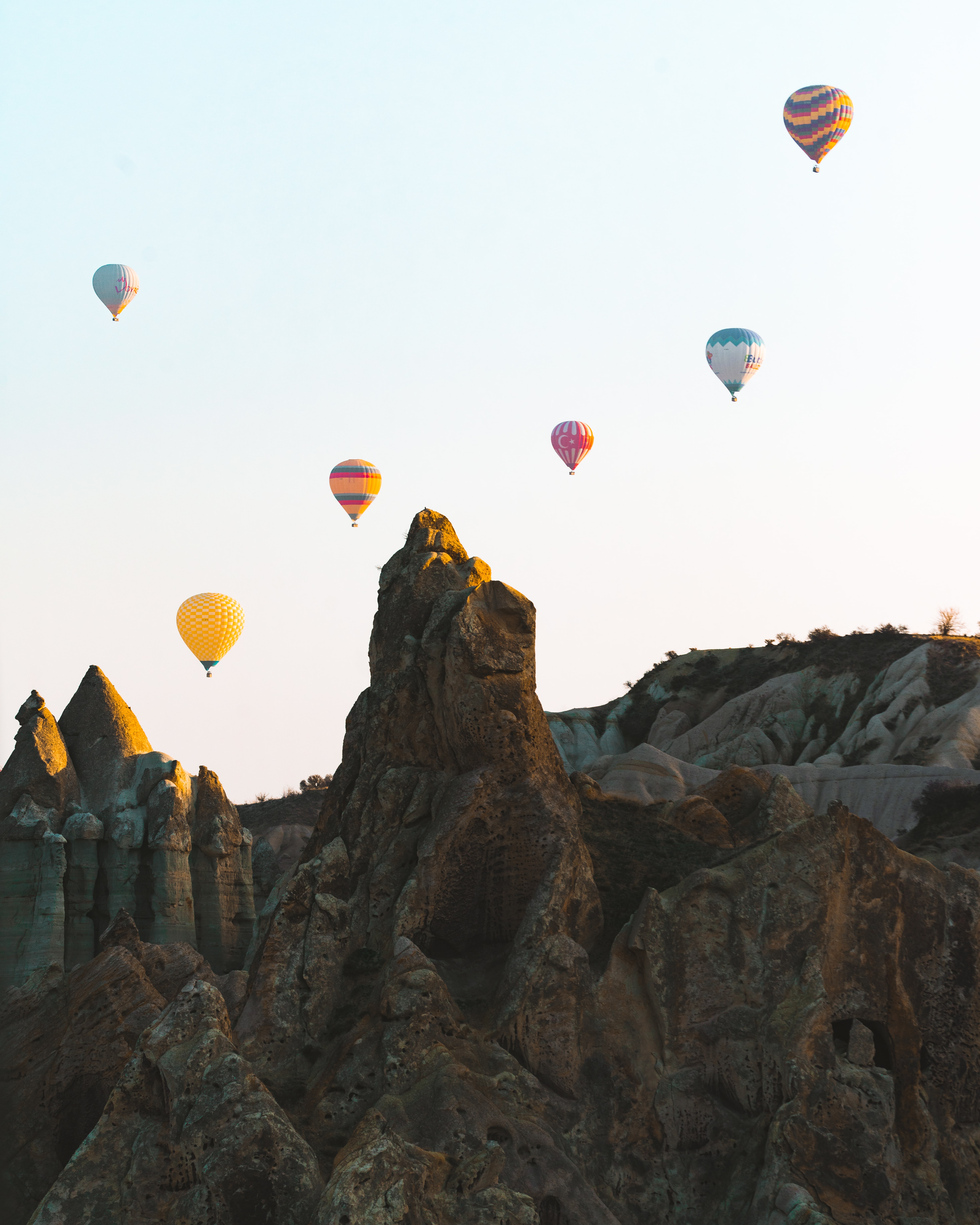 Laden Sie das Sky, Felsen, Verschiedenes, Stein, Die Steine, Sonstige, Luftballons-Bild kostenlos auf Ihren PC-Desktop herunter