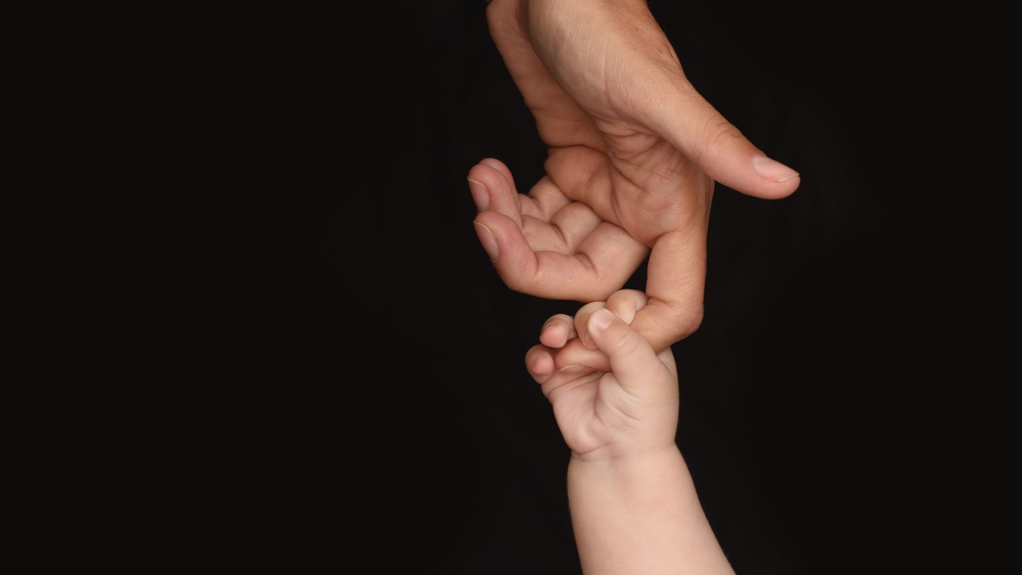 Handed family. Детская рука. Ребенок на руках. Рука младенца в руке. Семья с ребенком на руках.