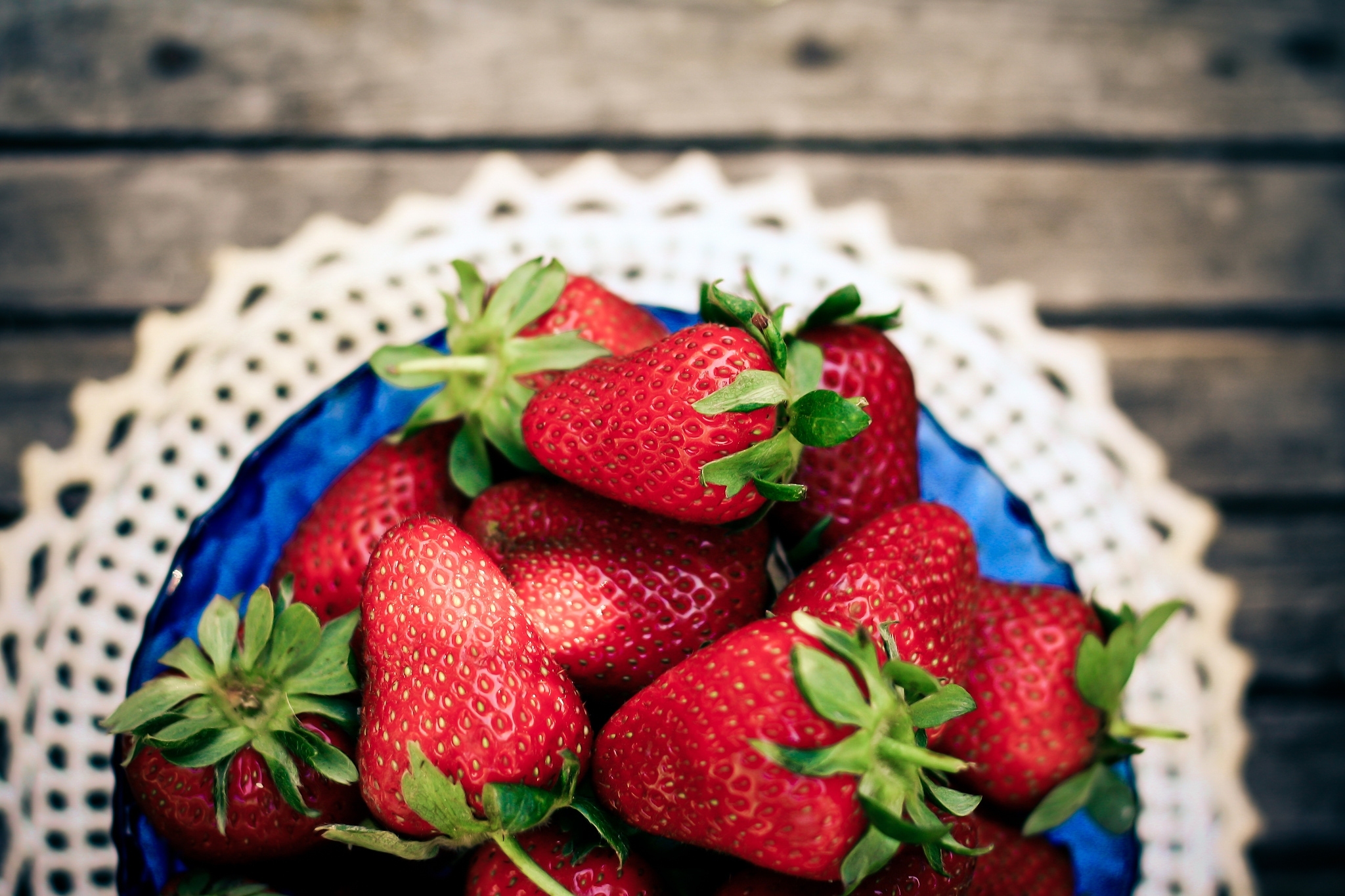 Free download wallpaper Plate, Napkin, Strawberry, Berries, Food on your PC desktop