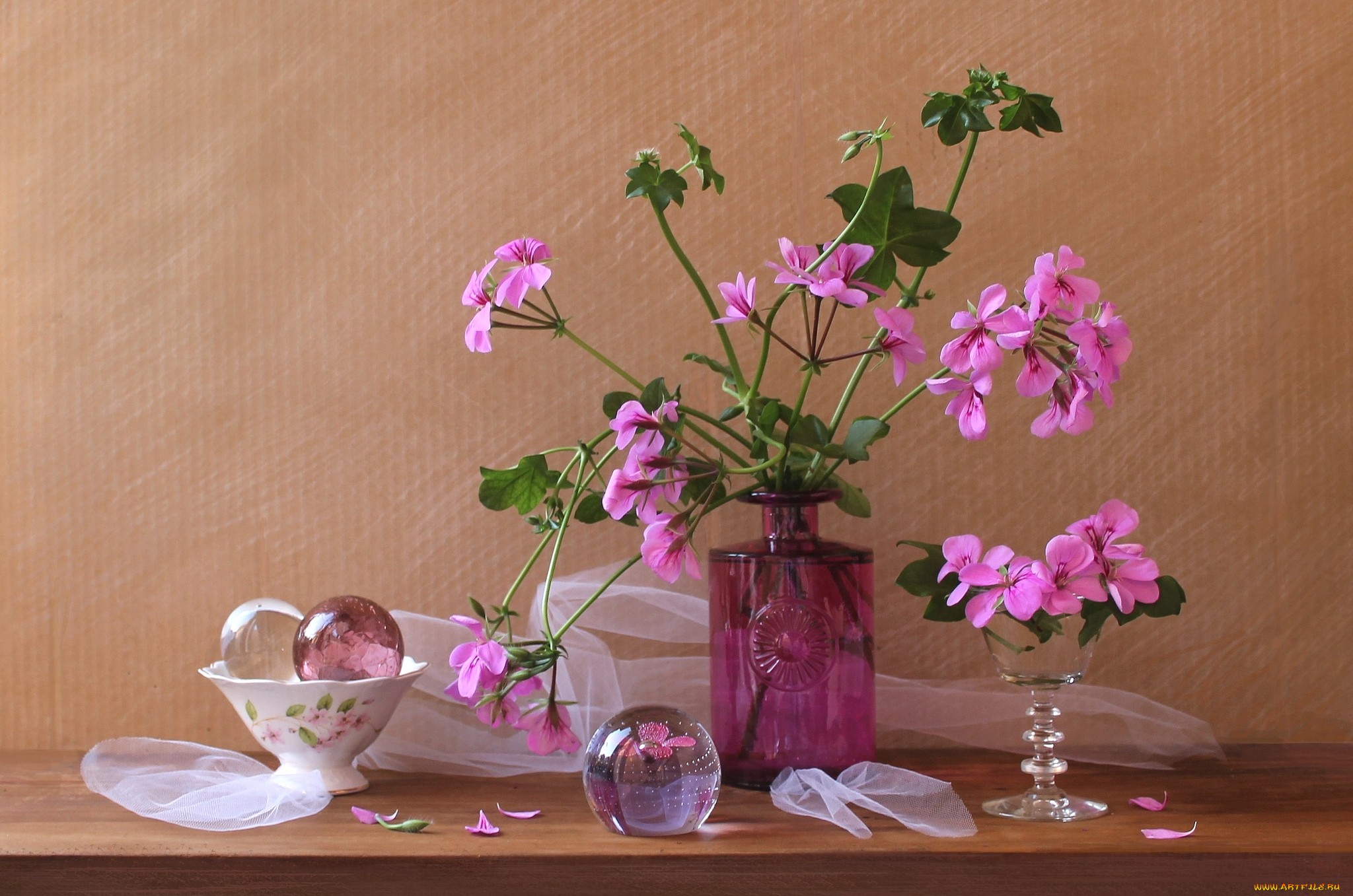 599074 скачать обои розовый цветок, ваза, натюрморт, цветок, фотографии - заставки и картинки бесплатно