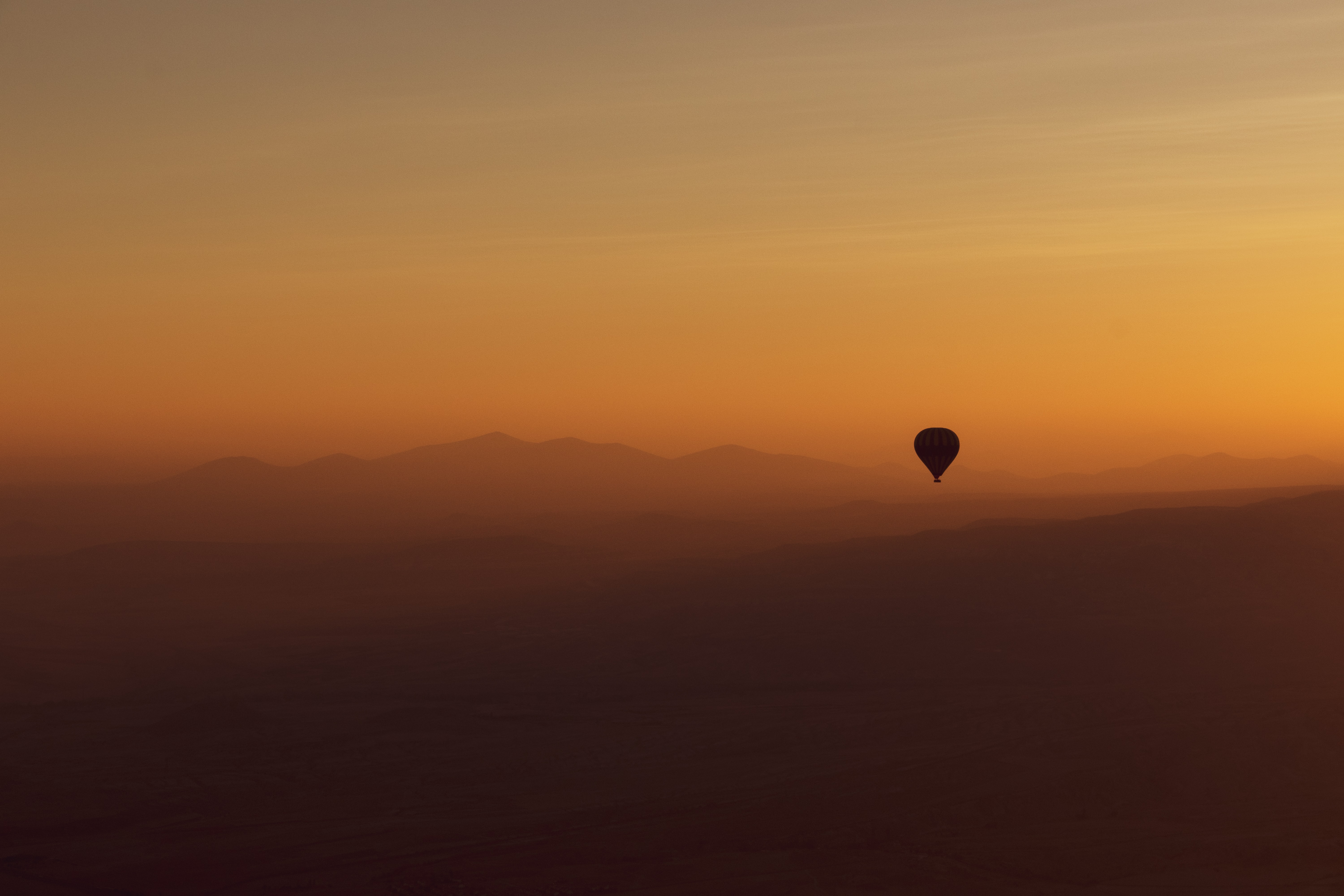 Handy-Wallpaper Natur, Mountains, Nebel, Twilight, Dämmerung, Sunset, Luftballon, Ballon kostenlos herunterladen.