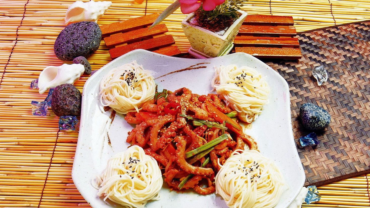 Some spaghetti. Сервировка спагетти в тарелке. Красивая сервировка спагетти. Сервировка макарон. Итальянская еда с осьминогами.