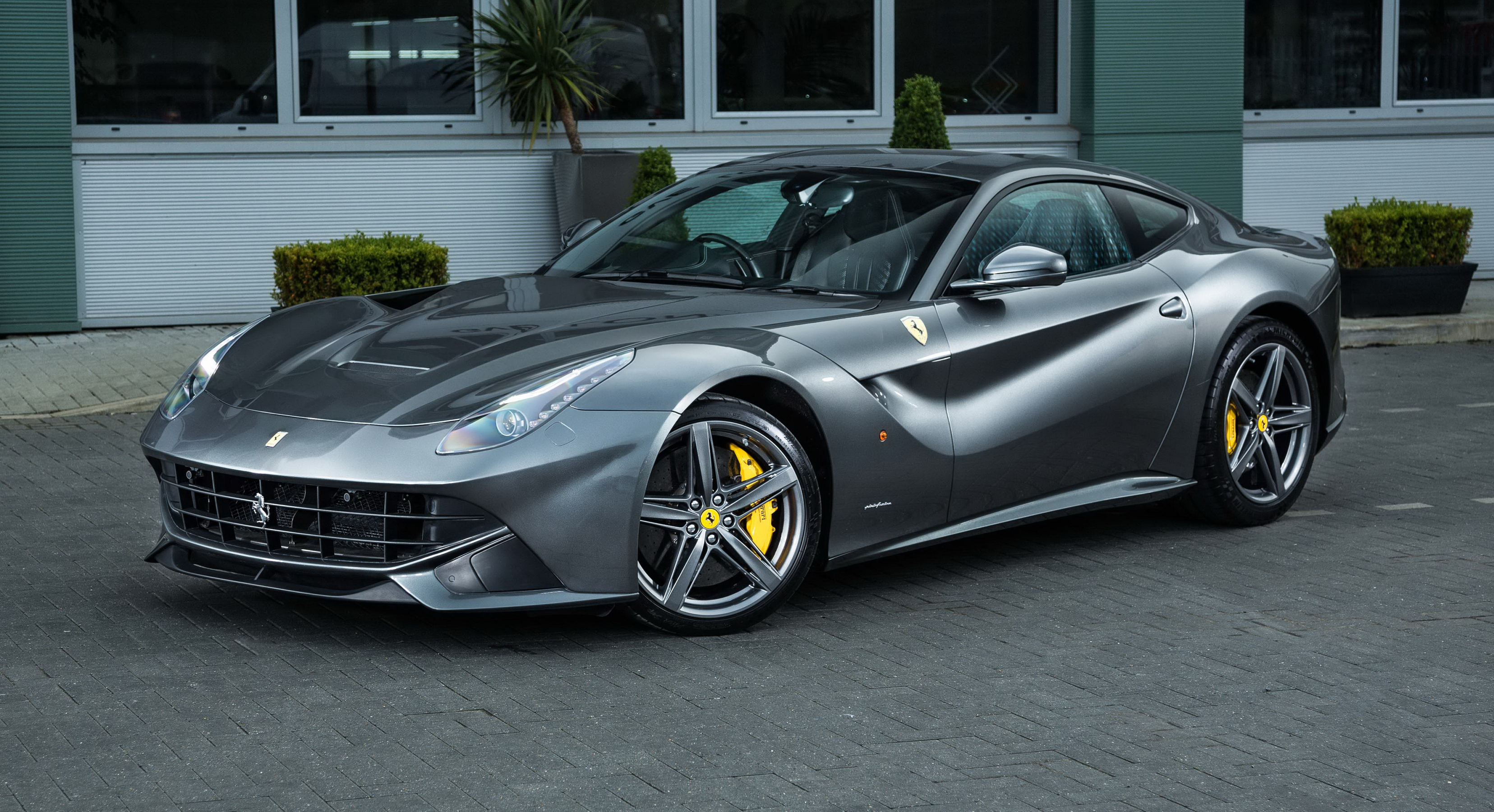 Автомобиль Ferrari f12 Berlinetta