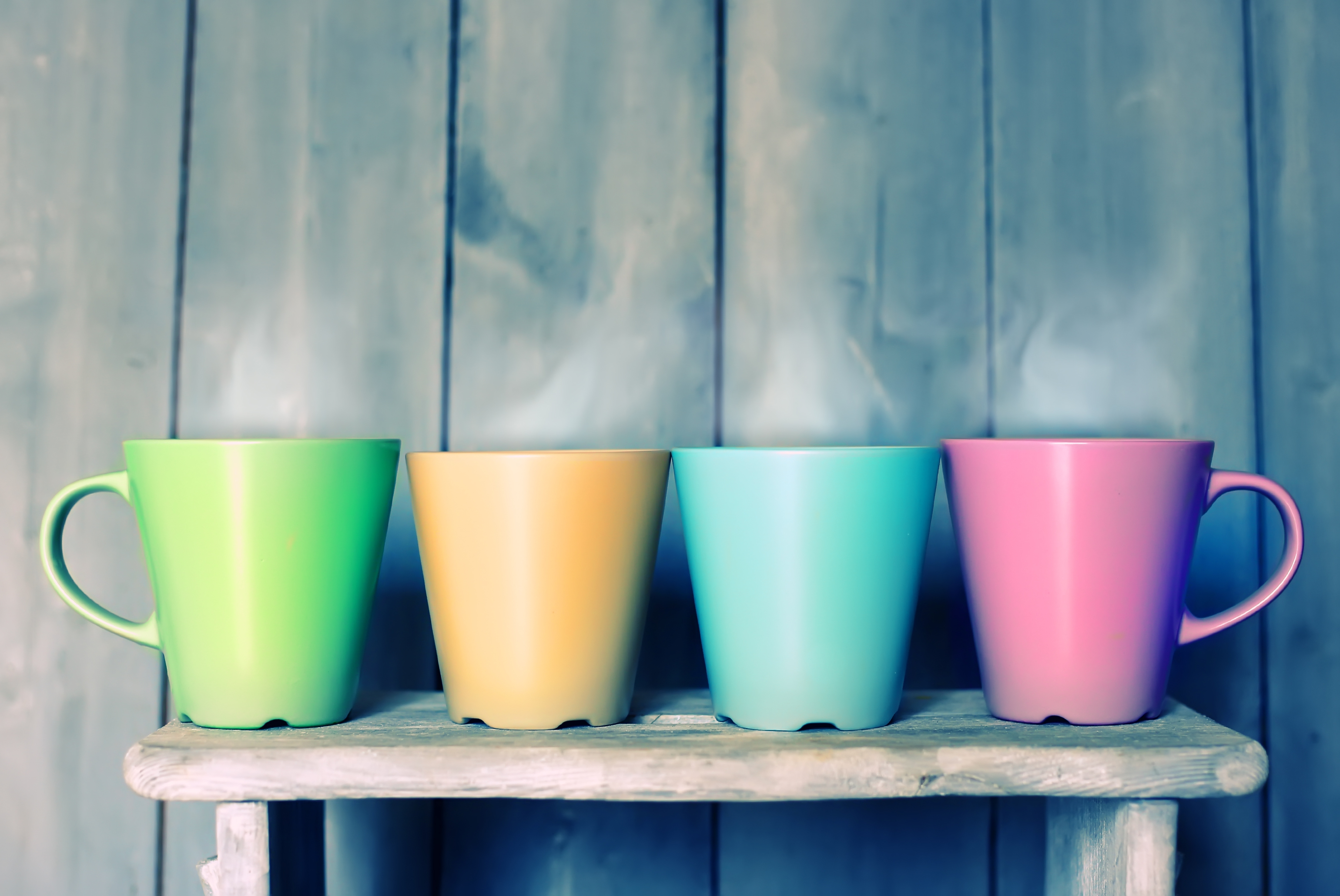 Разноцветные чашки