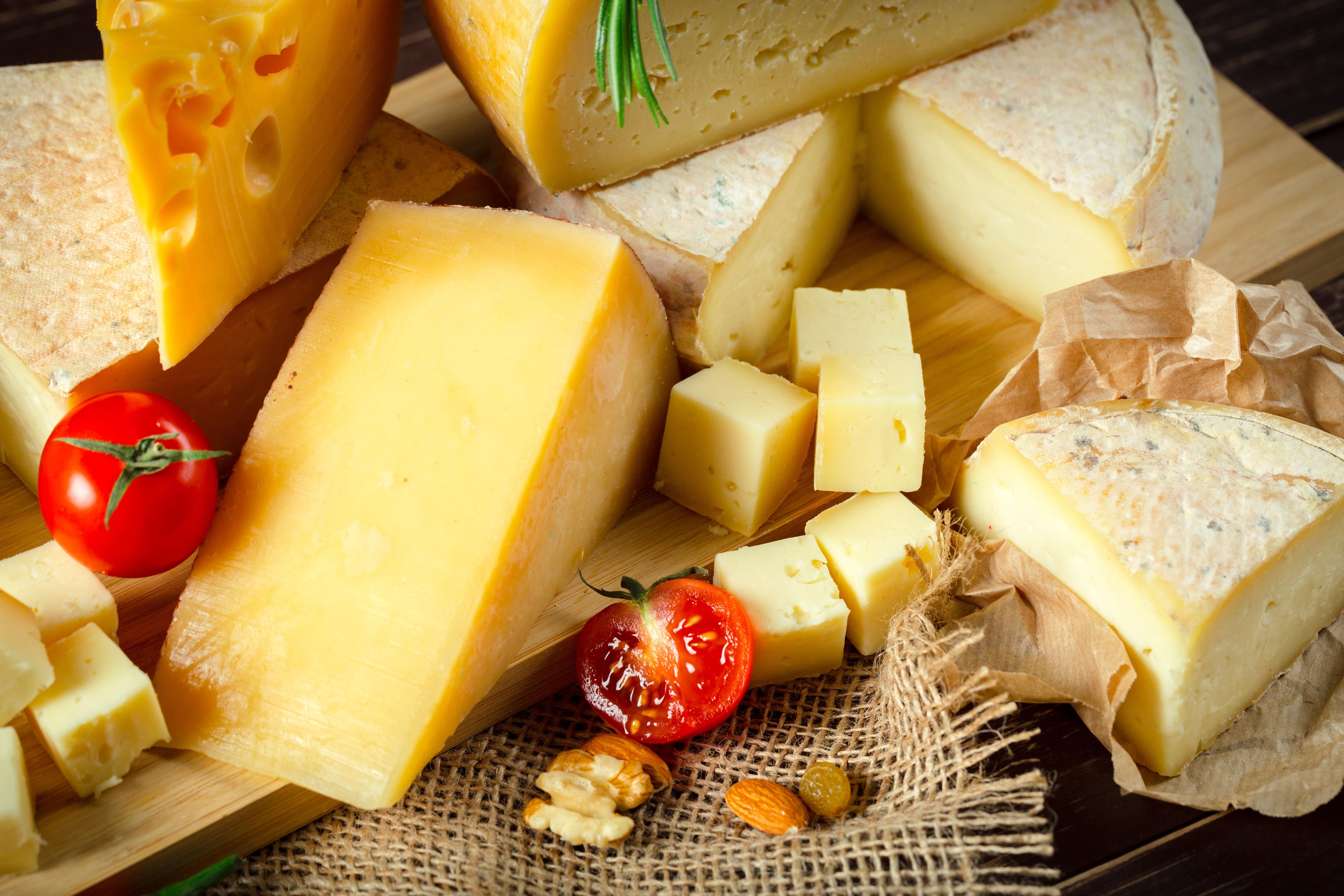 Самый популярный сыр. Сыр. Красивые сыры. Вкусный сыр. Красивый сыр.