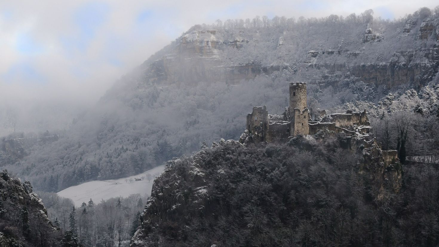 Гроем. Замок Falkenstein. Развалины замка Клифф, Германия. Фалькенштейн замок Германия. Каменистый ландшафт горы холмы замок Швейцария.