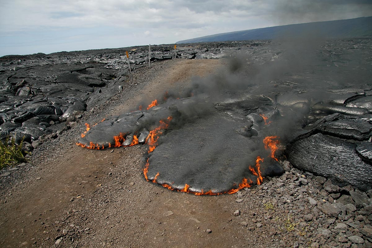 Опасным факторам возникающим при извержении вулканов. Вулкан плоский Толбачик. Лава после извержения. Поток ЛАВЫ. Вулканические грязевые потоки.
