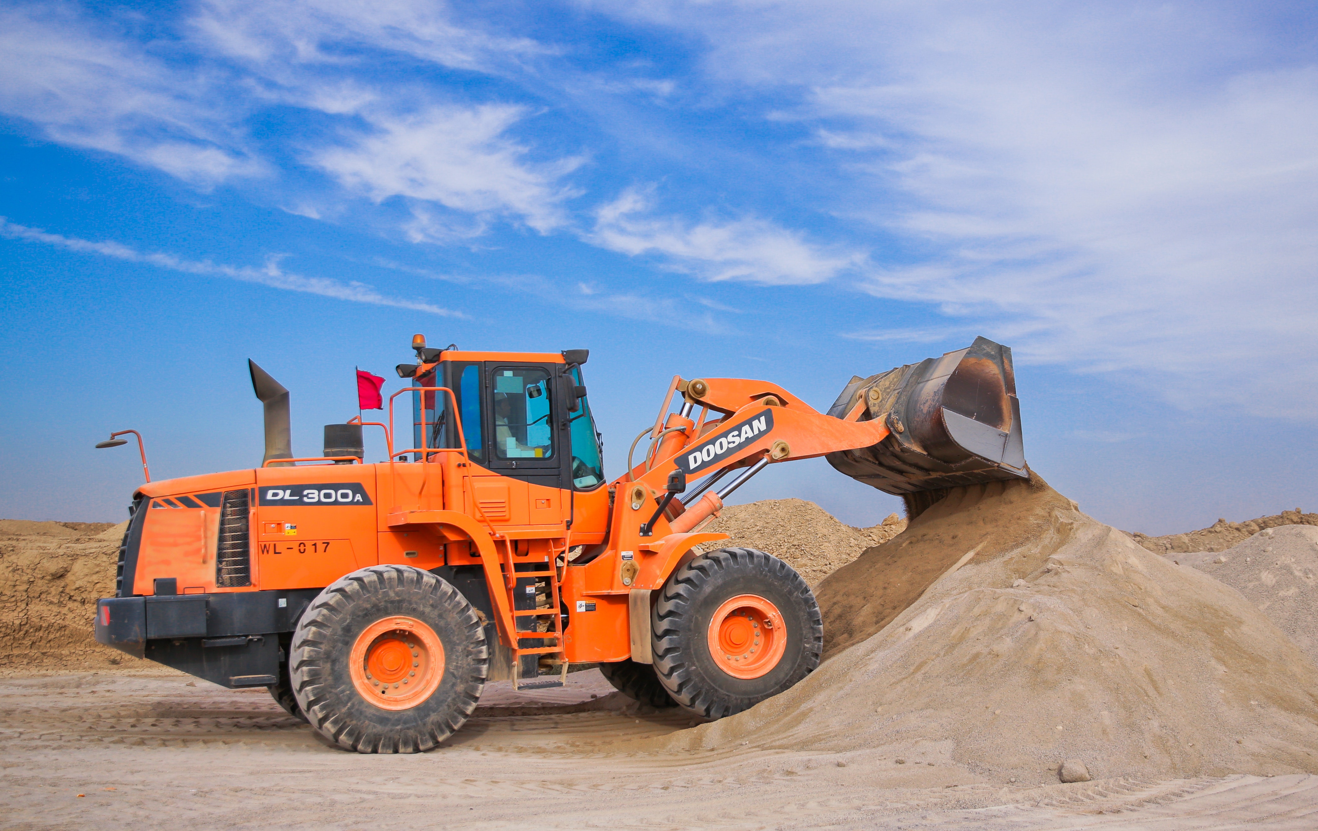 Водитель фронтальный погрузчик красноярск. Doosan sd200. Doosan dl300a. Погрузчик Doosan dl300a. Погрузчик фронтальный Доосан 300.