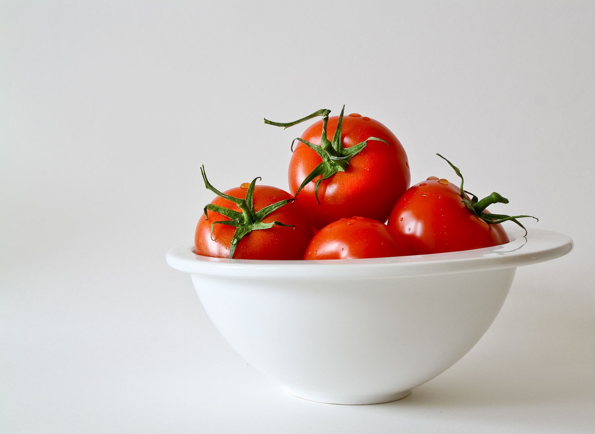 Download mobile wallpaper Tomatoes, Plate, Vegetables, Minimalism for free.