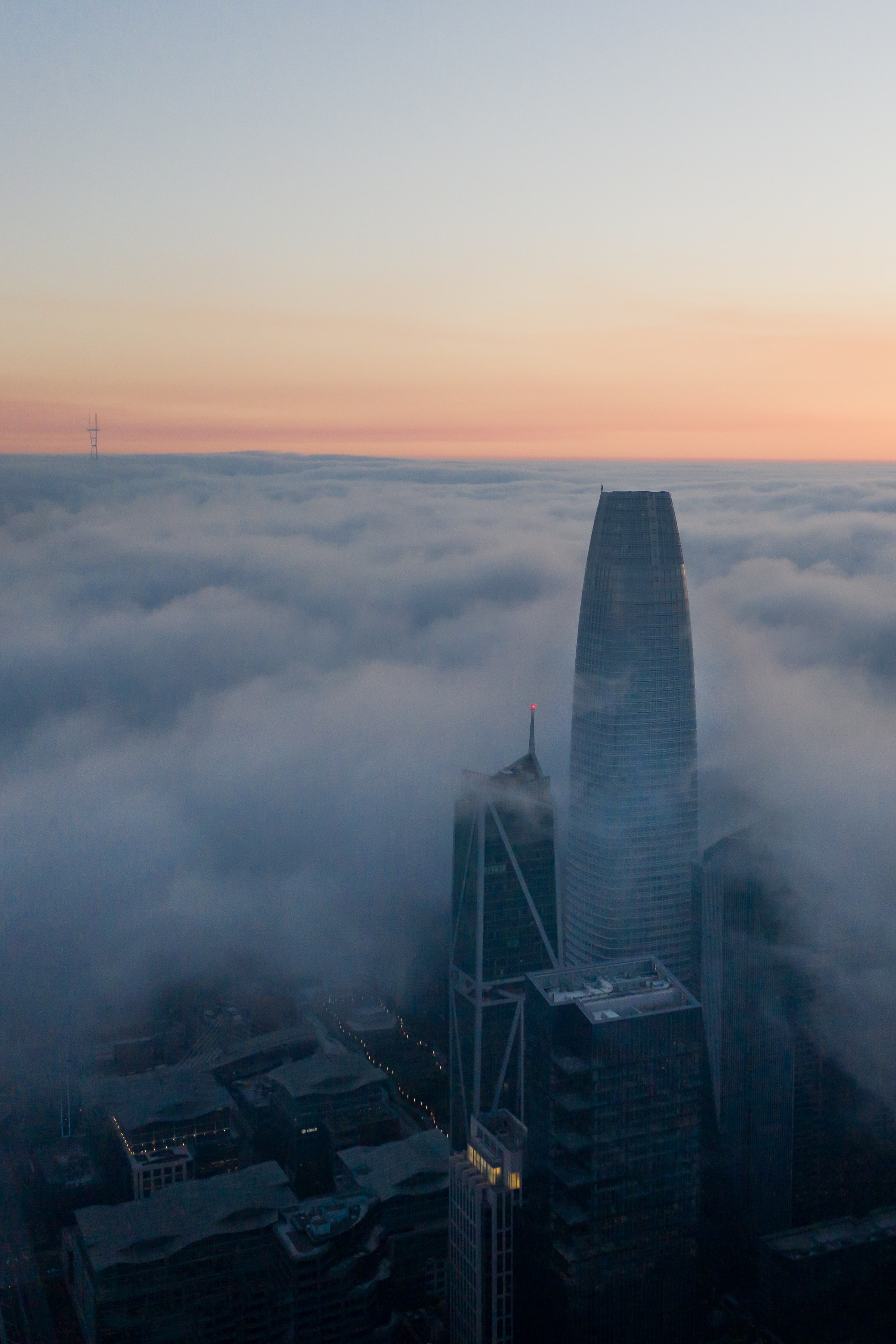 無料モバイル壁紙超高層ビル, 霧, 雲, 市, 都市, 建物をダウンロードします。