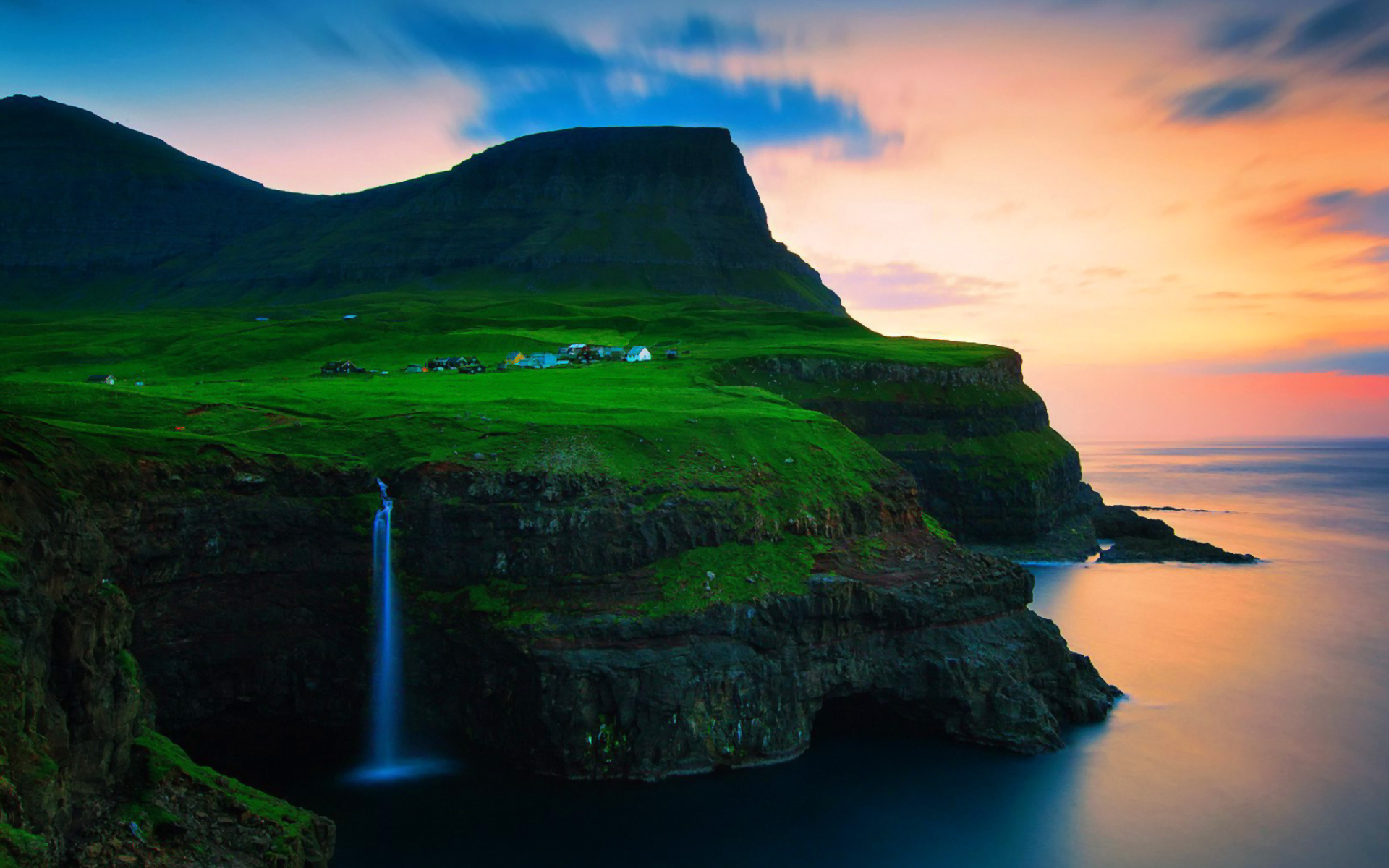 743932 скачать обои норвегия, фарерские острова, деревня, сделано человеком, гасадалур, утёс, зеленый, дом, водопад - заставки и картинки бесплатно
