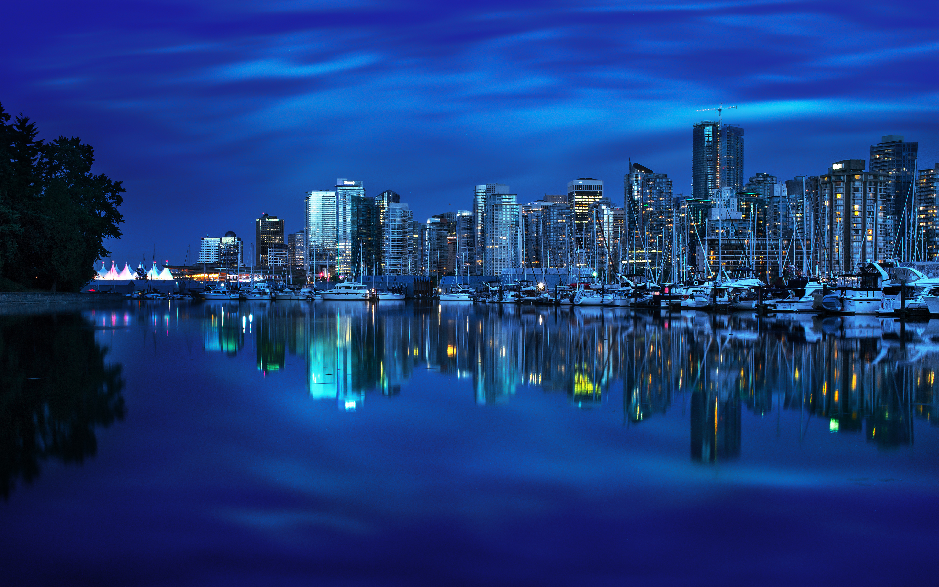 375595 免費下載壁紙 人造, 温哥华, 蓝色, 建筑, 加拿大, 城市, 港口, 夜晚, 倒影, 游艇 屏保和圖片