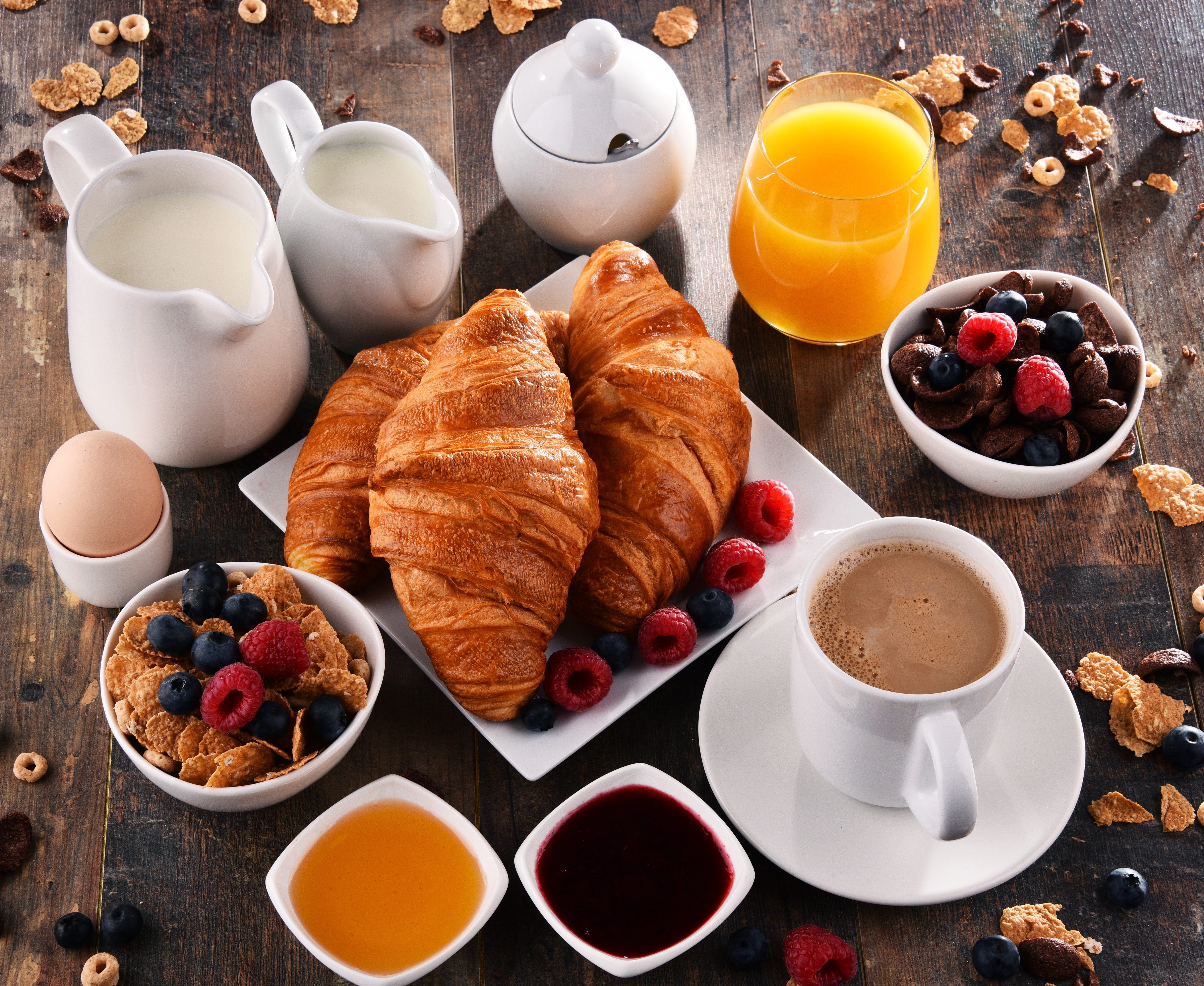 breakfast, food, berry, blueberry, coffee, croissant, cup, fruit, juice, milk, muesli, raspberry, still life, viennoiserie 2160p