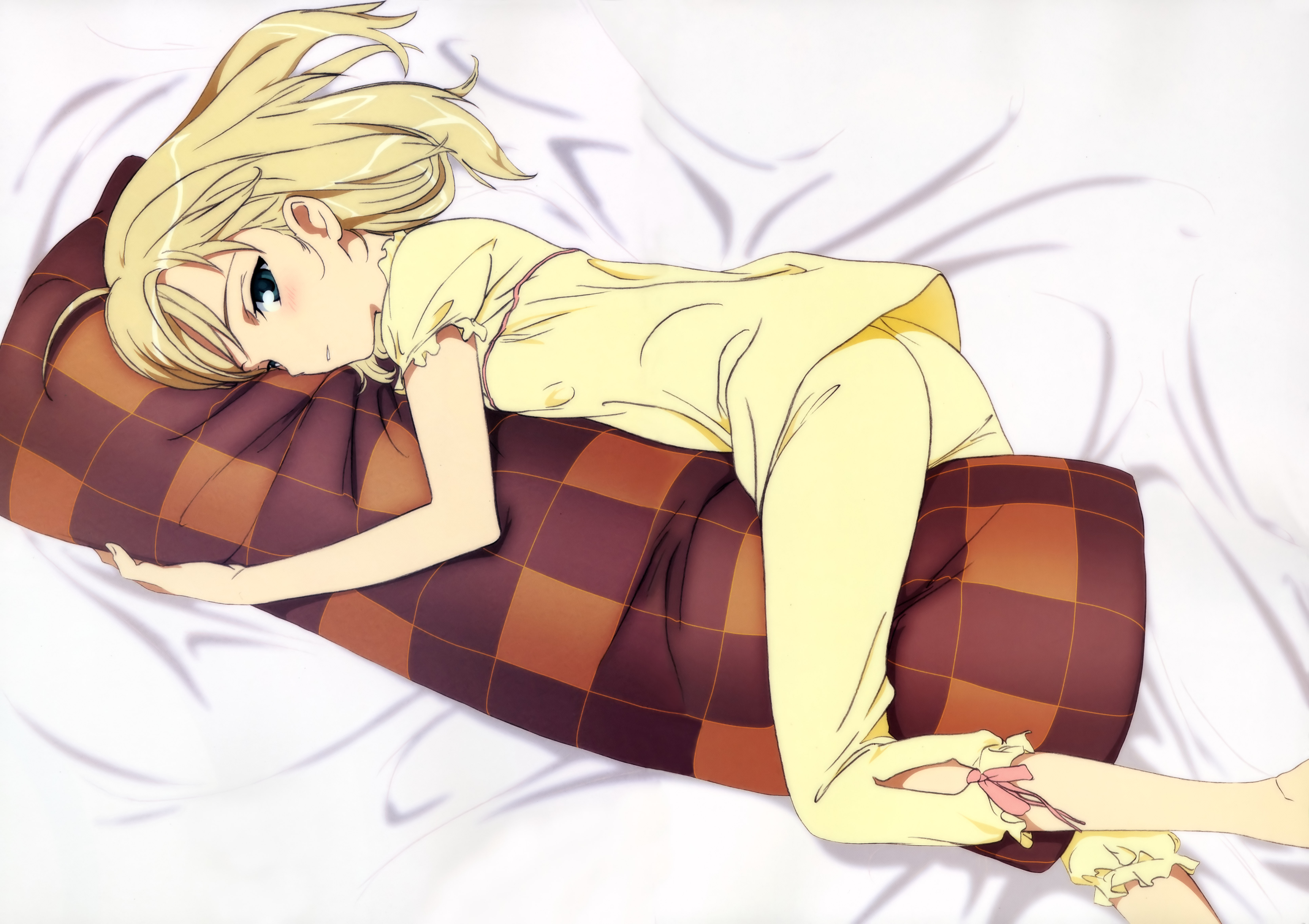 Аниме девушка лежит на подушке
