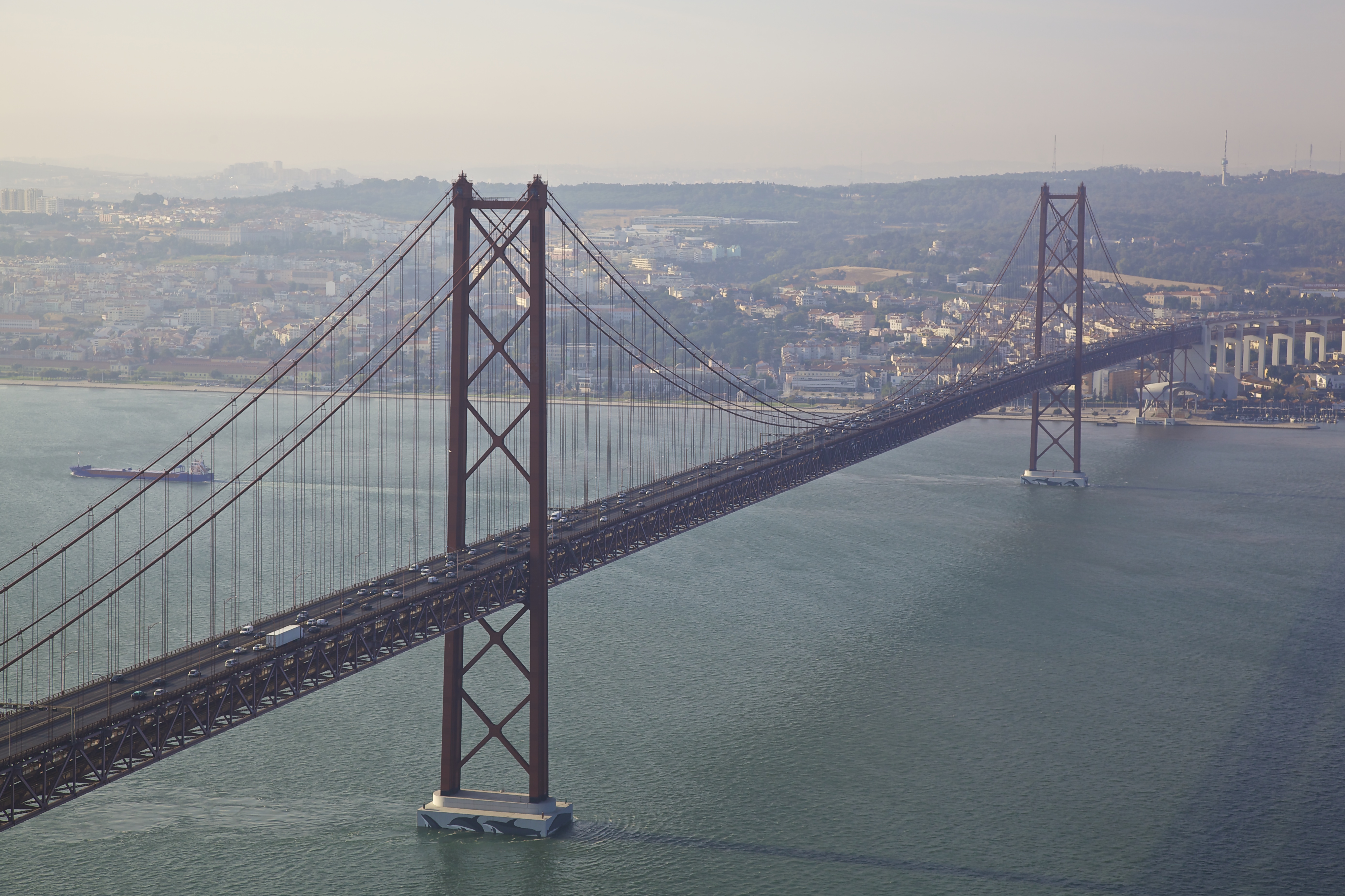 357961 скачать обои лиссабон, мост 25 апреля, сделано человеком, алмада, мост, португалия, река, река тежу, мосты - заставки и картинки бесплатно