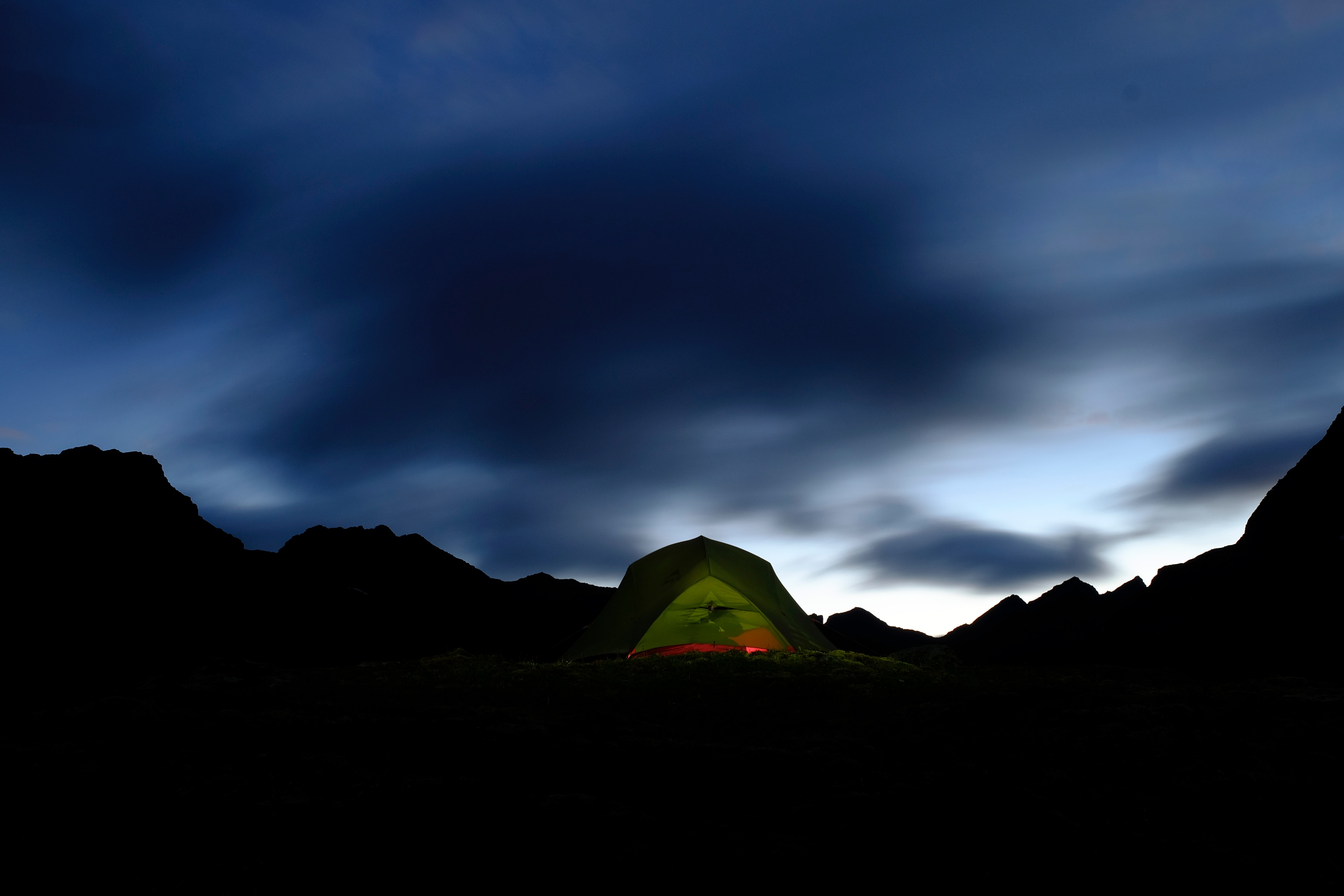 139900 Bild herunterladen mountains, übernachtung, dunkel, zelt, camping, campingplatz - Hintergrundbilder und Bildschirmschoner kostenlos