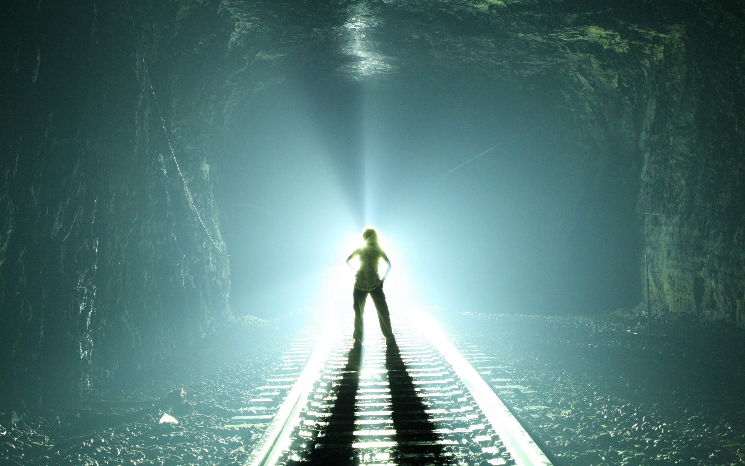 Поход в никуда. Идущий к свету. Свет в тоннеле. Свет в конце пути. Путь к свету.