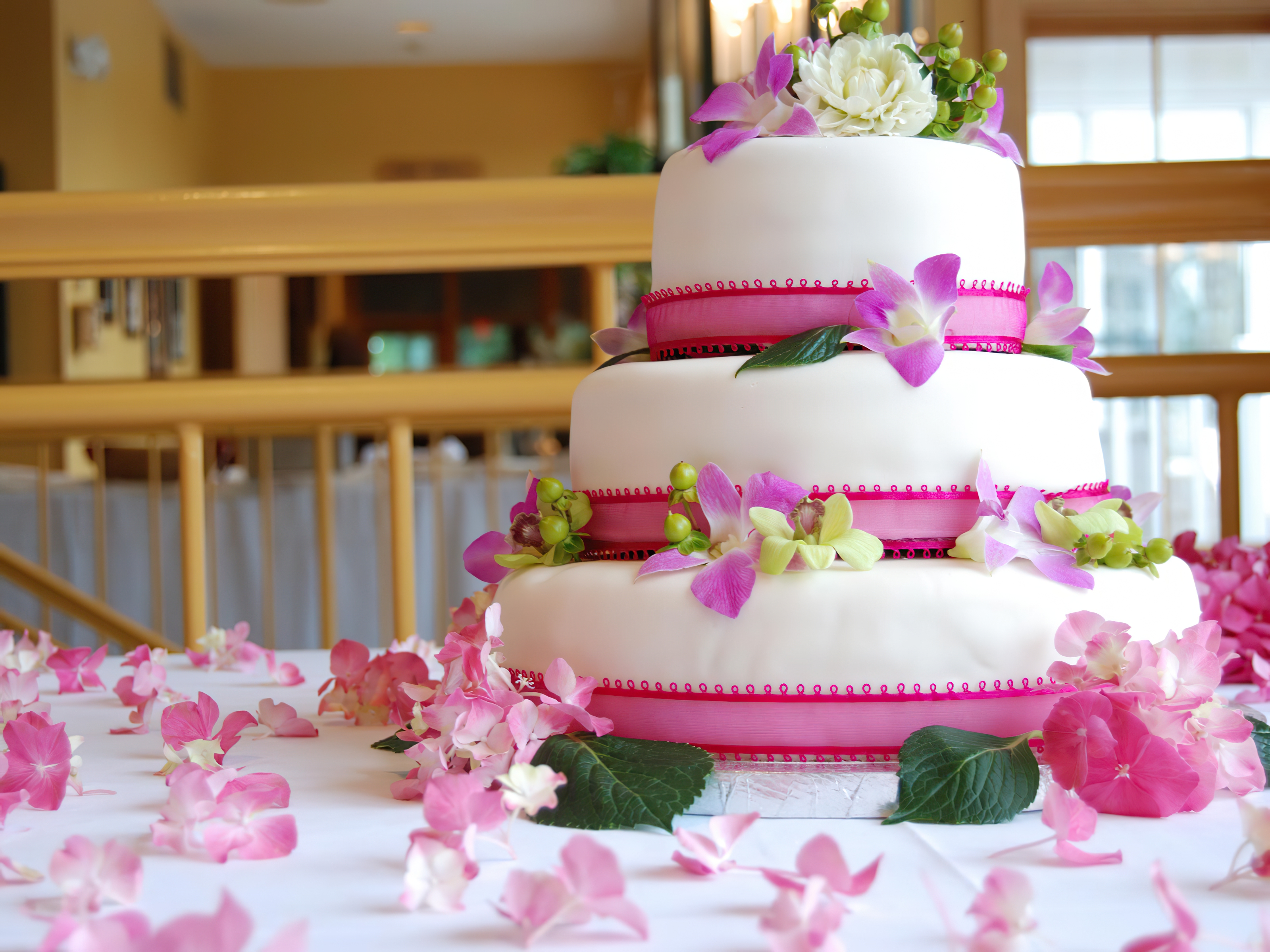 Над воротами занялась красивее торты. Красивые торты. Свадебный торт!. Шикарный торт. Красивые Свадебные торты.