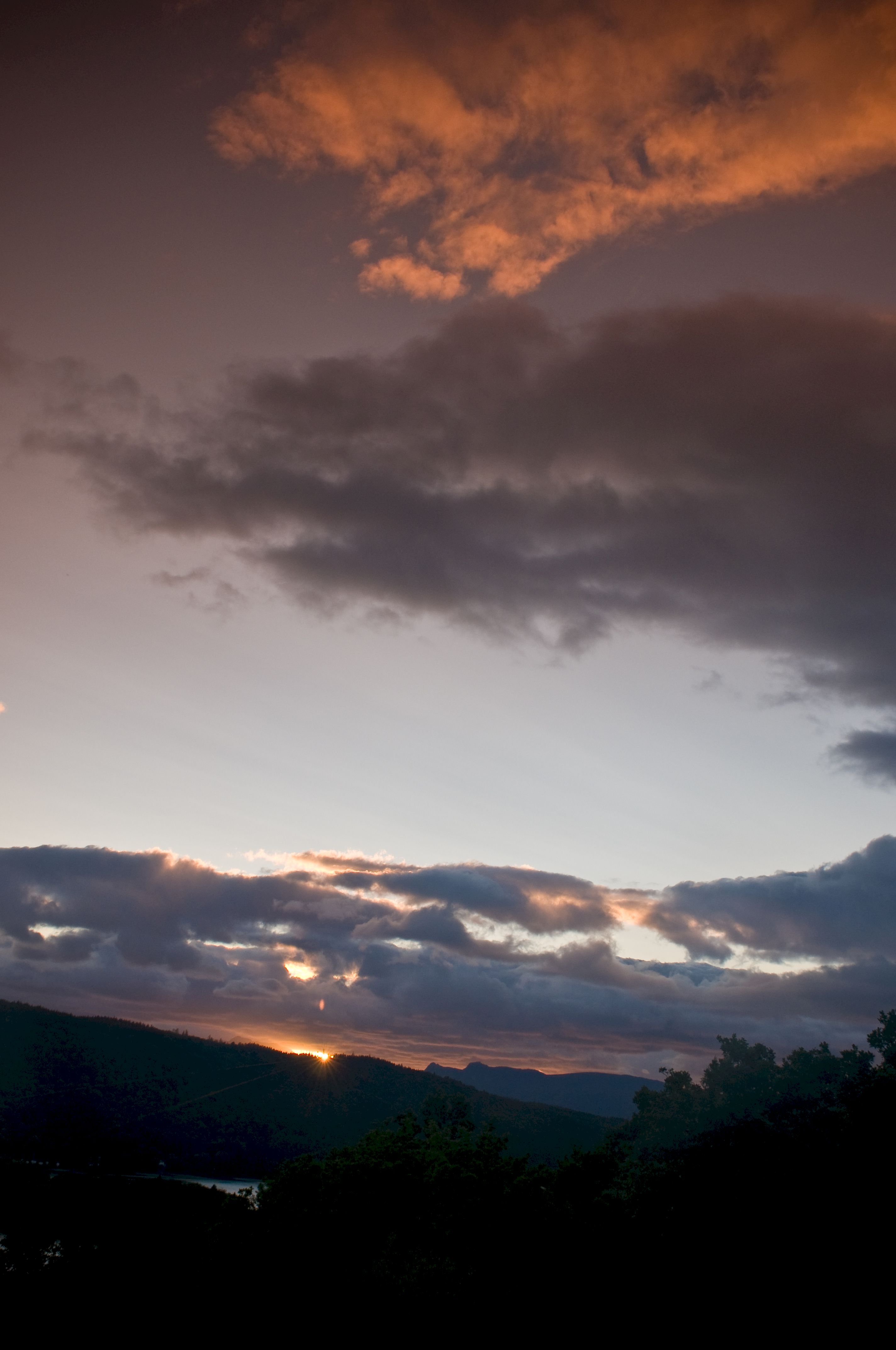 Handy-Wallpaper Sunset, Clouds, Dämmerung, Twilight, Abend, Natur, Sky, Dunkel kostenlos herunterladen.