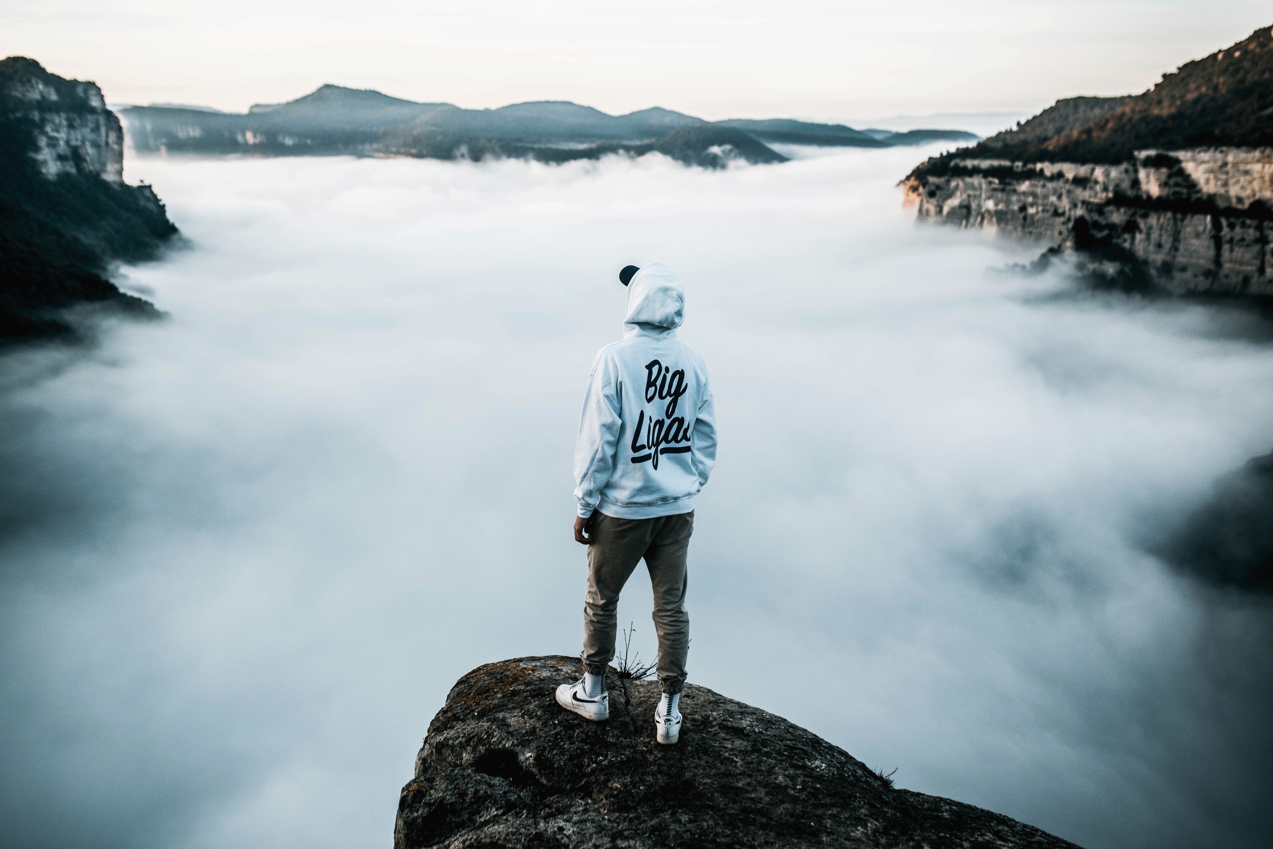alone, loneliness, miscellaneous, miscellanea, sneakers, fog, cap, lonely