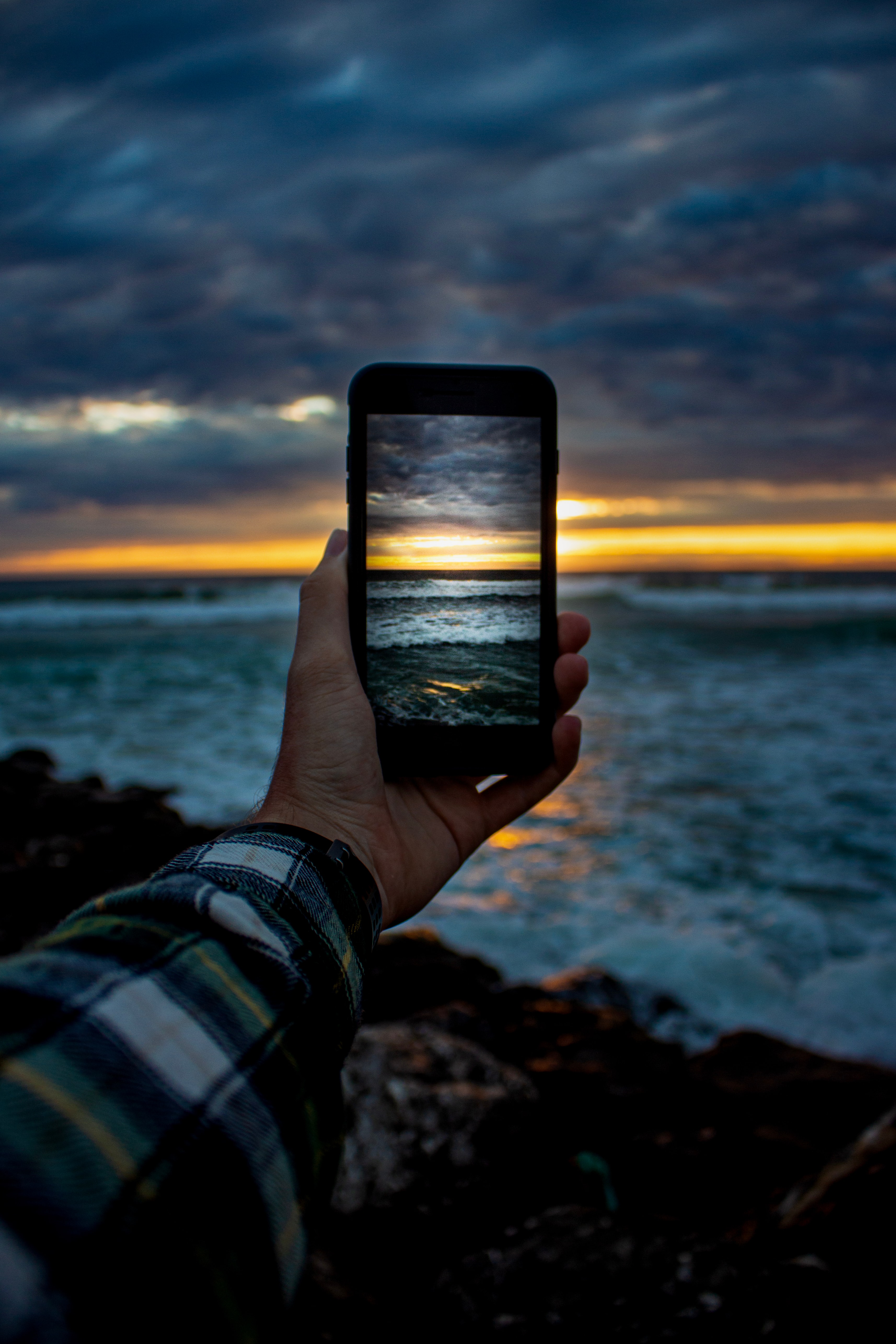 Как красиво снять видео на айфон. Смартфон в руке. Смартфон в воде. Съемка на закате. Человек фотографирует на телефон.