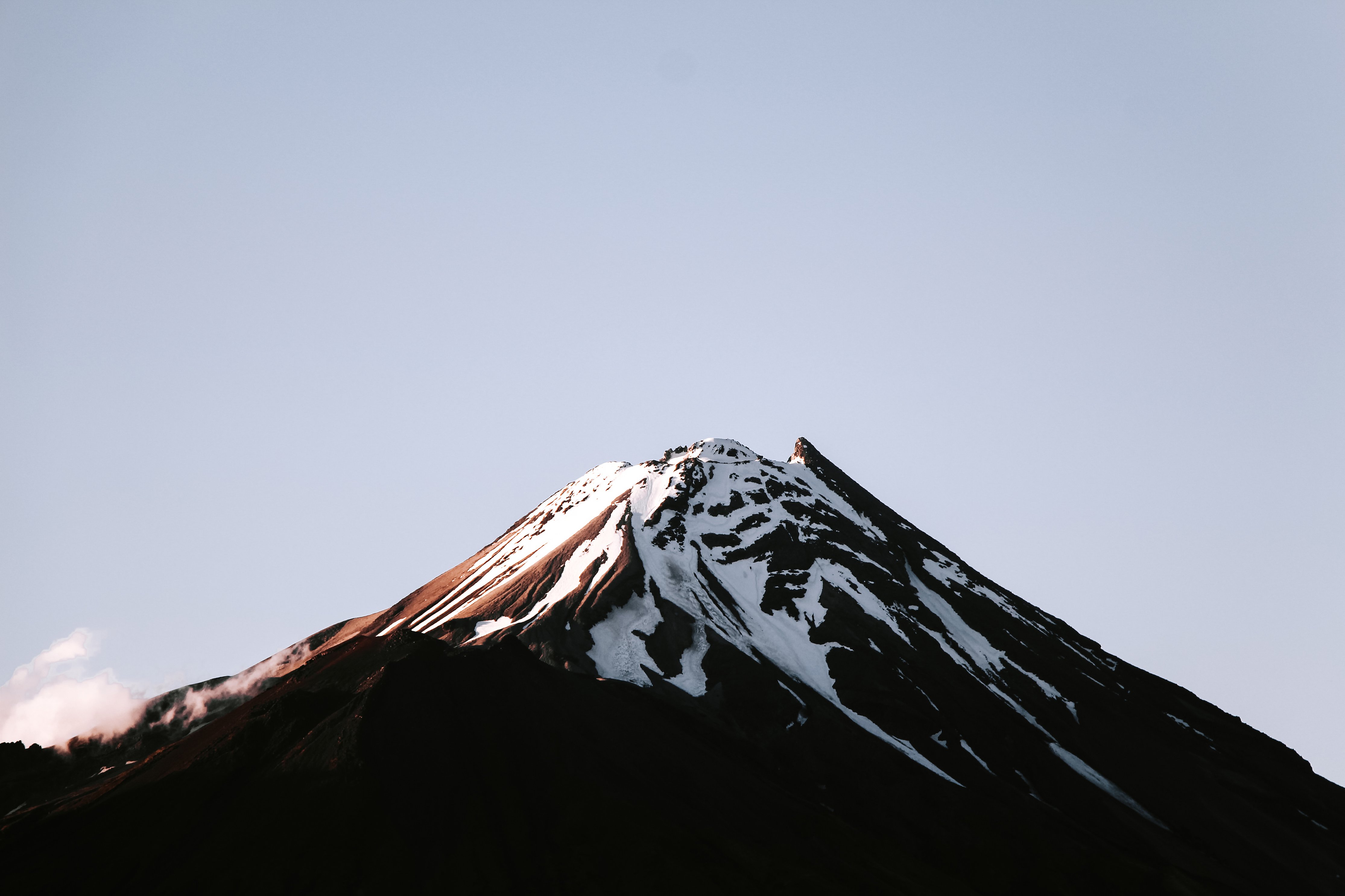 Вулканы с заснеженными вершинами