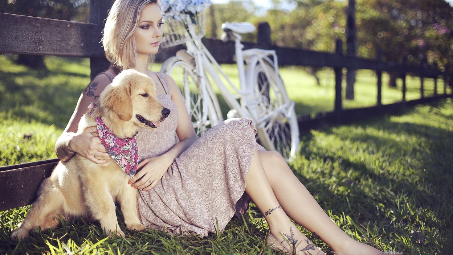 Dog and woman. Девушка с собакой. Красивая девушка с собачкой. Фотосессия с собакой. Фотосессия с маленькой собакой.