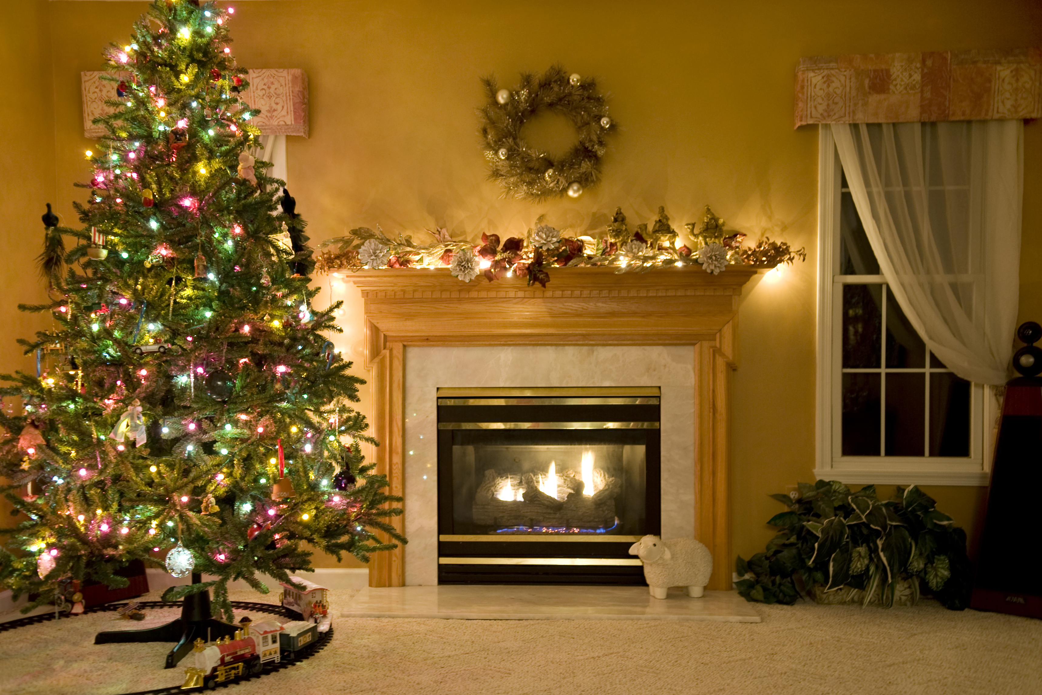 552479 Hintergrundbild herunterladen feiertage, weihnachten, weihnachtsbeleuchtung, weihnachtsschmuck, weihnachtsbaum, kamin - Bildschirmschoner und Bilder kostenlos