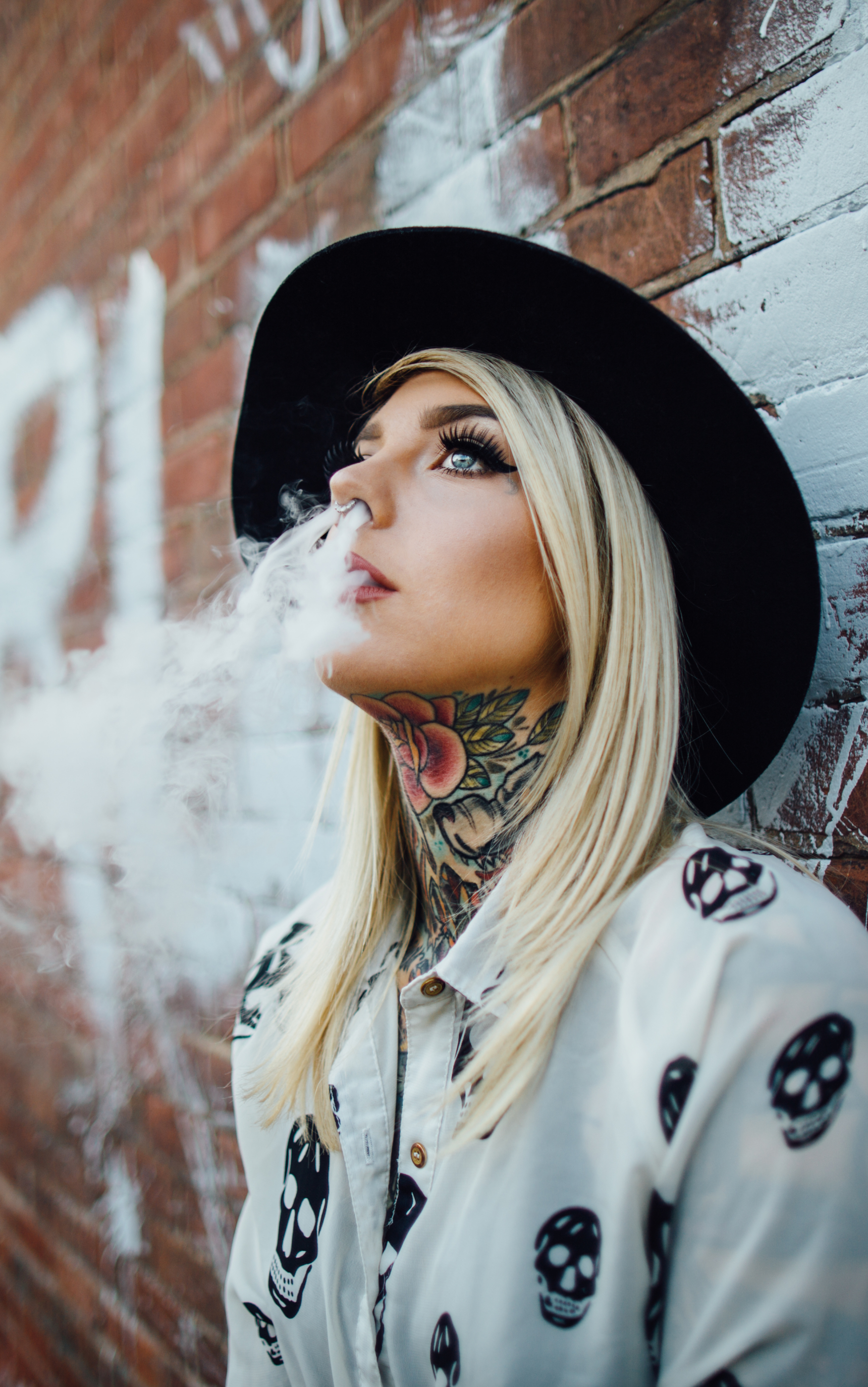 1321861 descargar fondo de pantalla mujeres, tatuaje, sombrero, fumar, humo, modelo, rubio, rubia: protectores de pantalla e imágenes gratis
