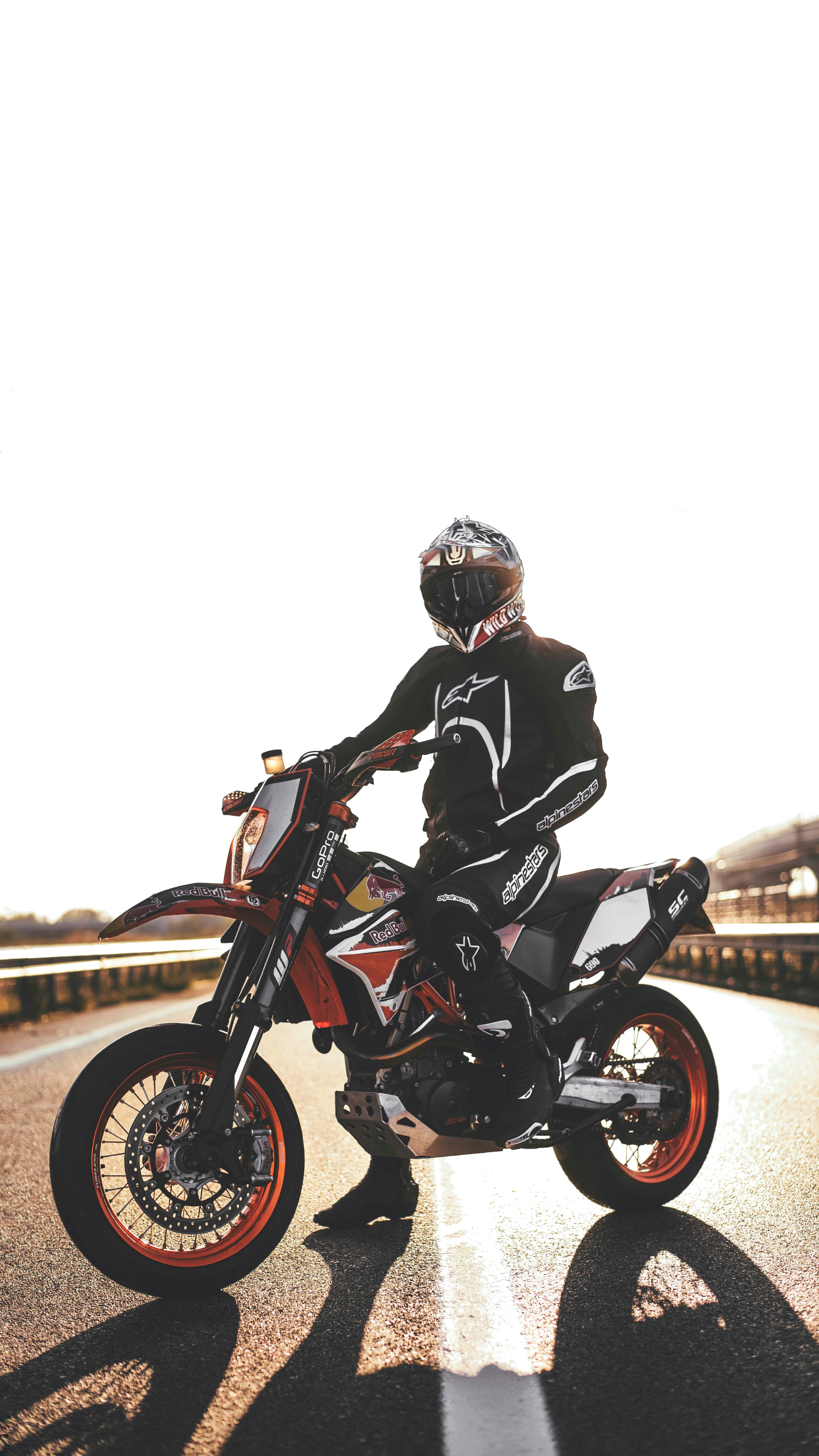 128253 télécharger le fond d'écran motocyclette, moto, motocycliste, casque - économiseurs d'écran et images gratuitement
