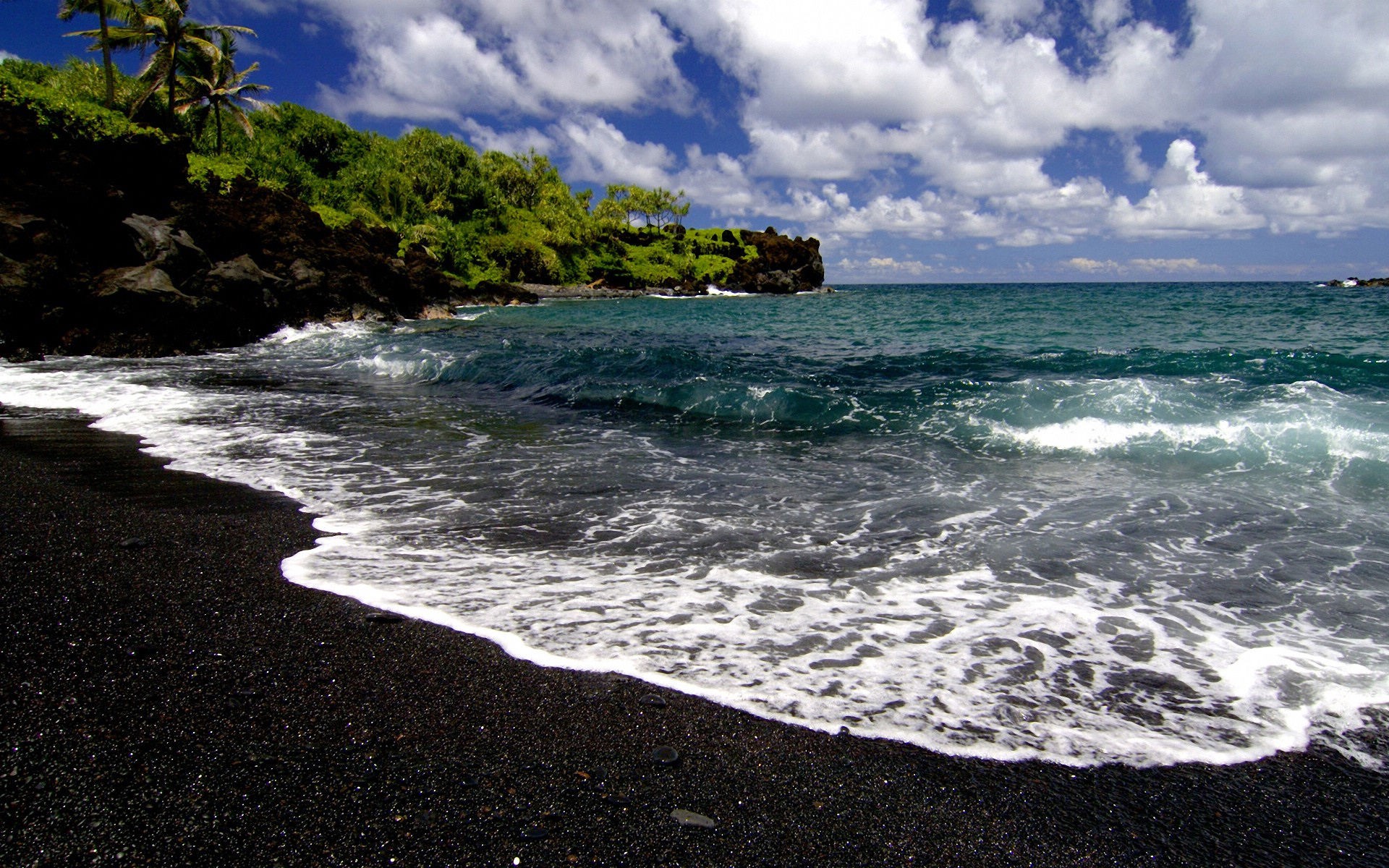 Чёрный пляж Гавайи