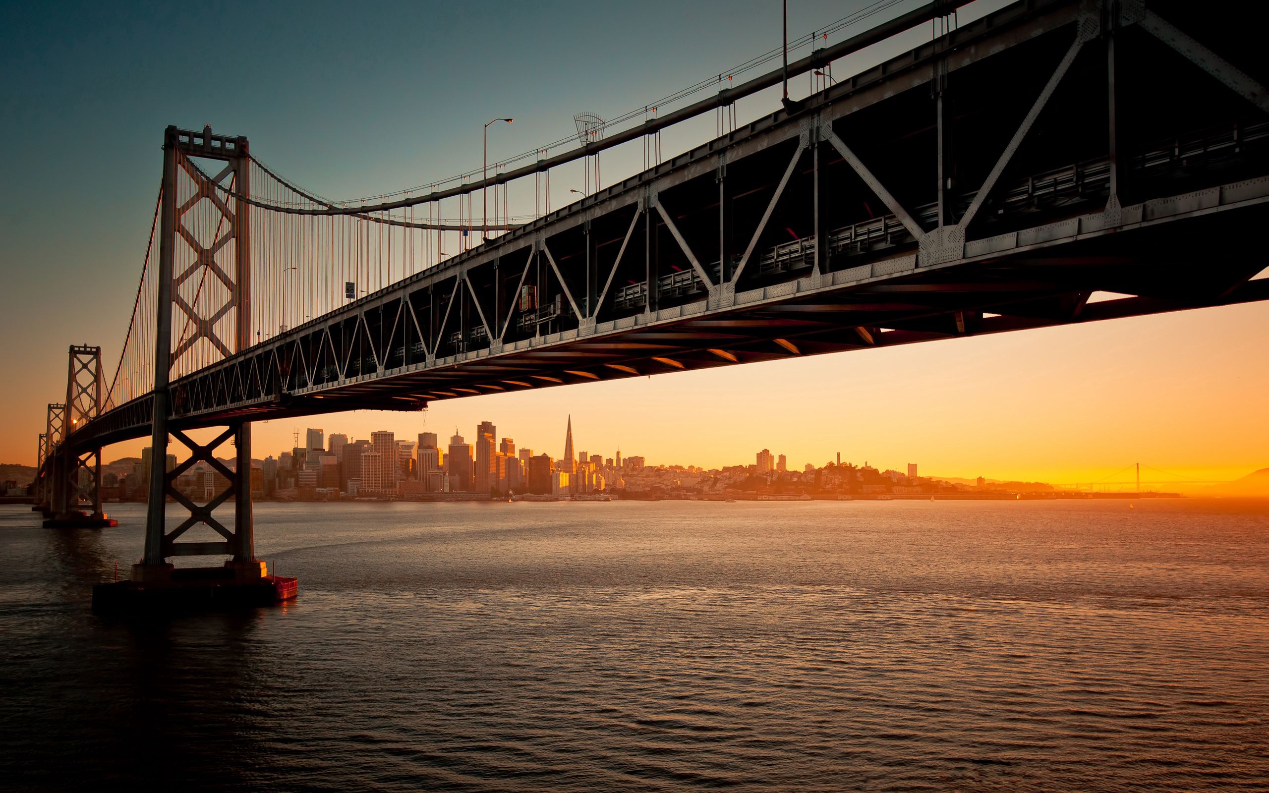 Скачать картинку Сан Франциско, Калифорния, Мост, Вечер, Закат, Вода, Города в телефон бесплатно.