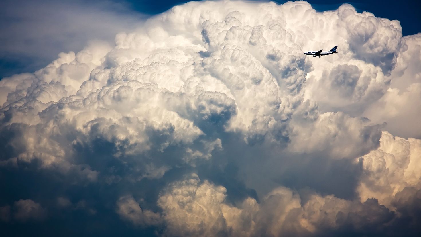 Облаками там и тут. Облака. Небо с облаками. Самолет в облаках. Фото неба с облаками.