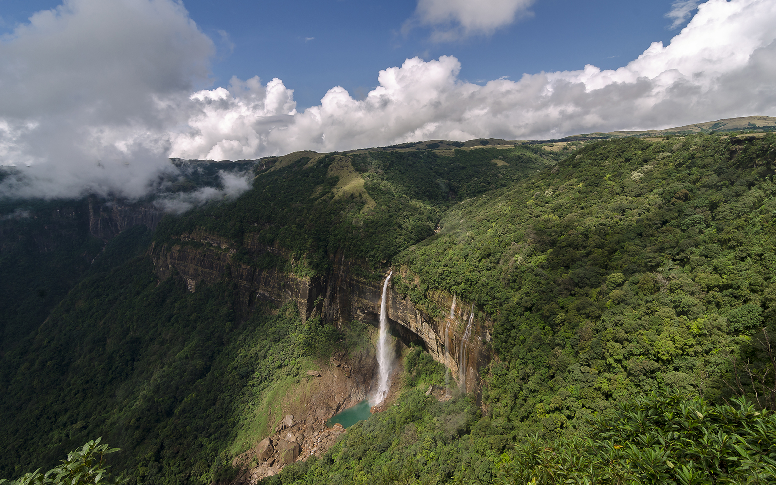 Черапунджи самое влажное место на земле. Мегхалая водопады. Мегхалая Индия. Черапунджи. Черапунджи Индия.