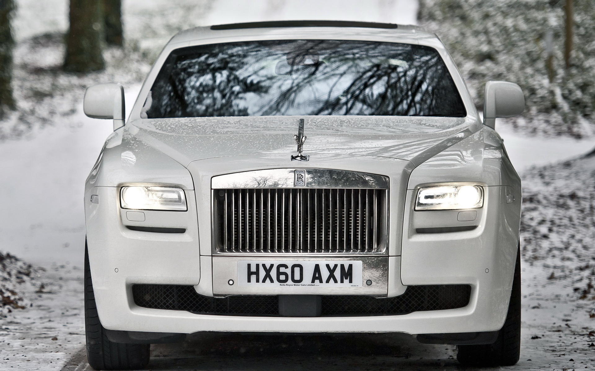 Белый роллс. Машина Rolls Royce Ghost. Роллс Ройс белый. Rolls Royce Ghost 2009. Роллс Ройс 2005.