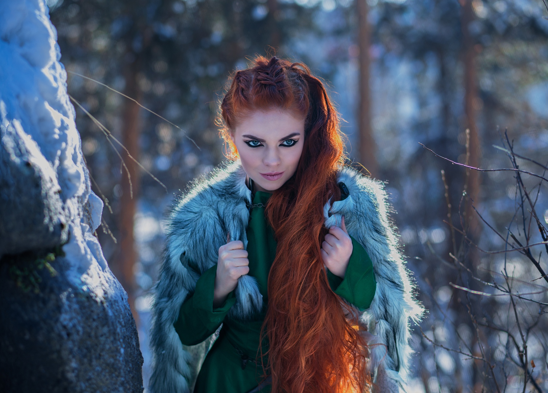 Рыжеволосая девушка зима