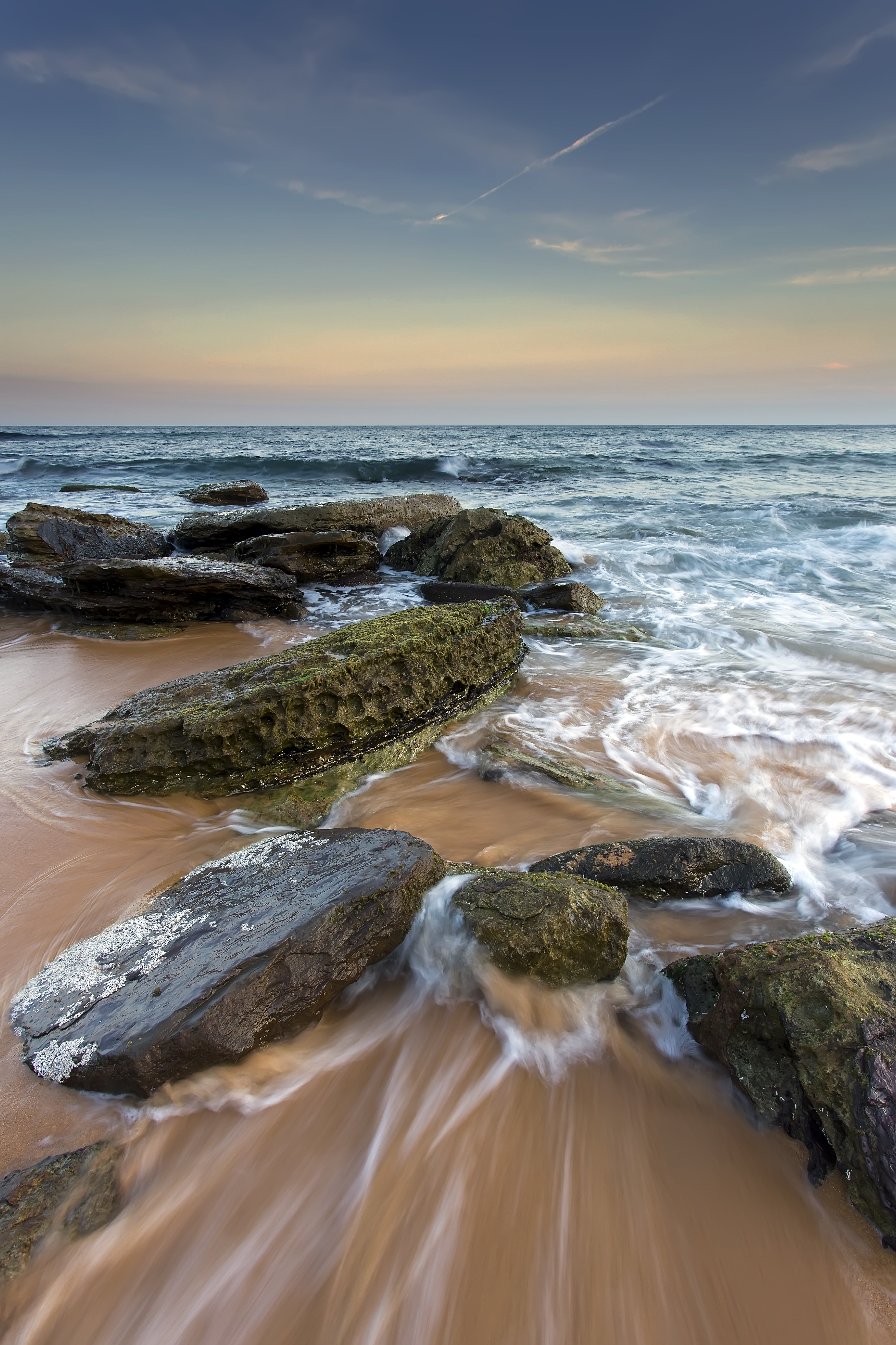 145114 скачать обои прилив, природа, море, камни, пляж, горизонт - заставки и картинки бесплатно