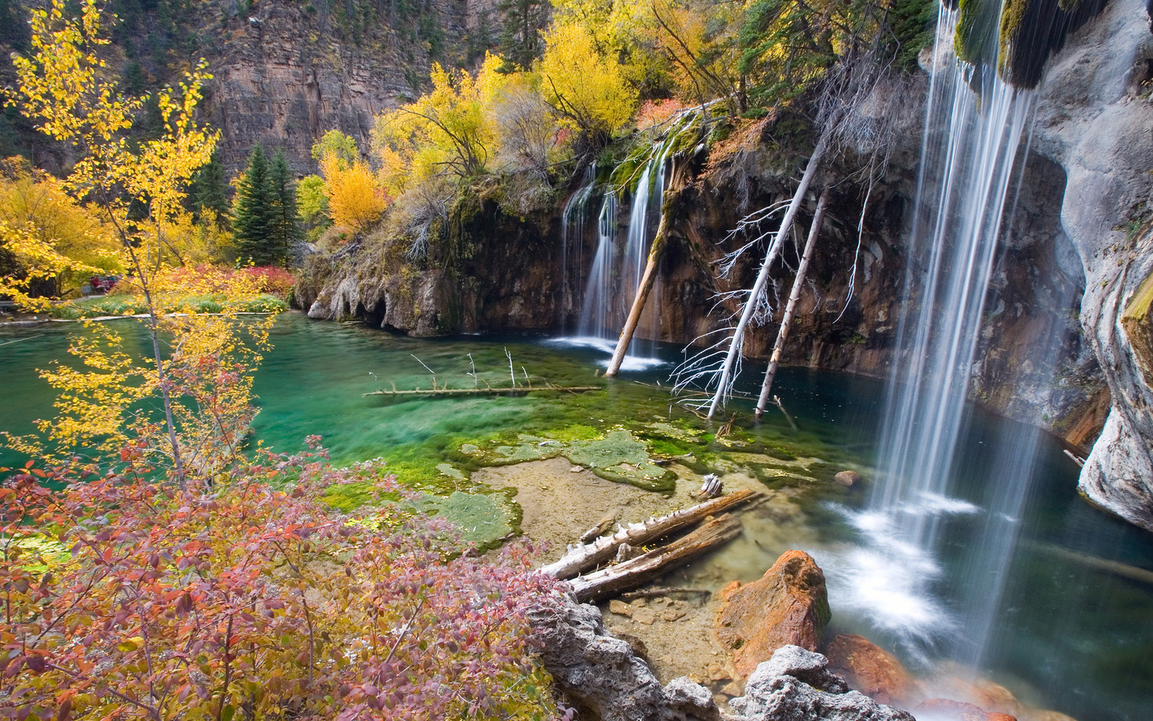 Скачать картинку Река, Пейзаж, Осень, Водопады в телефон бесплатно.