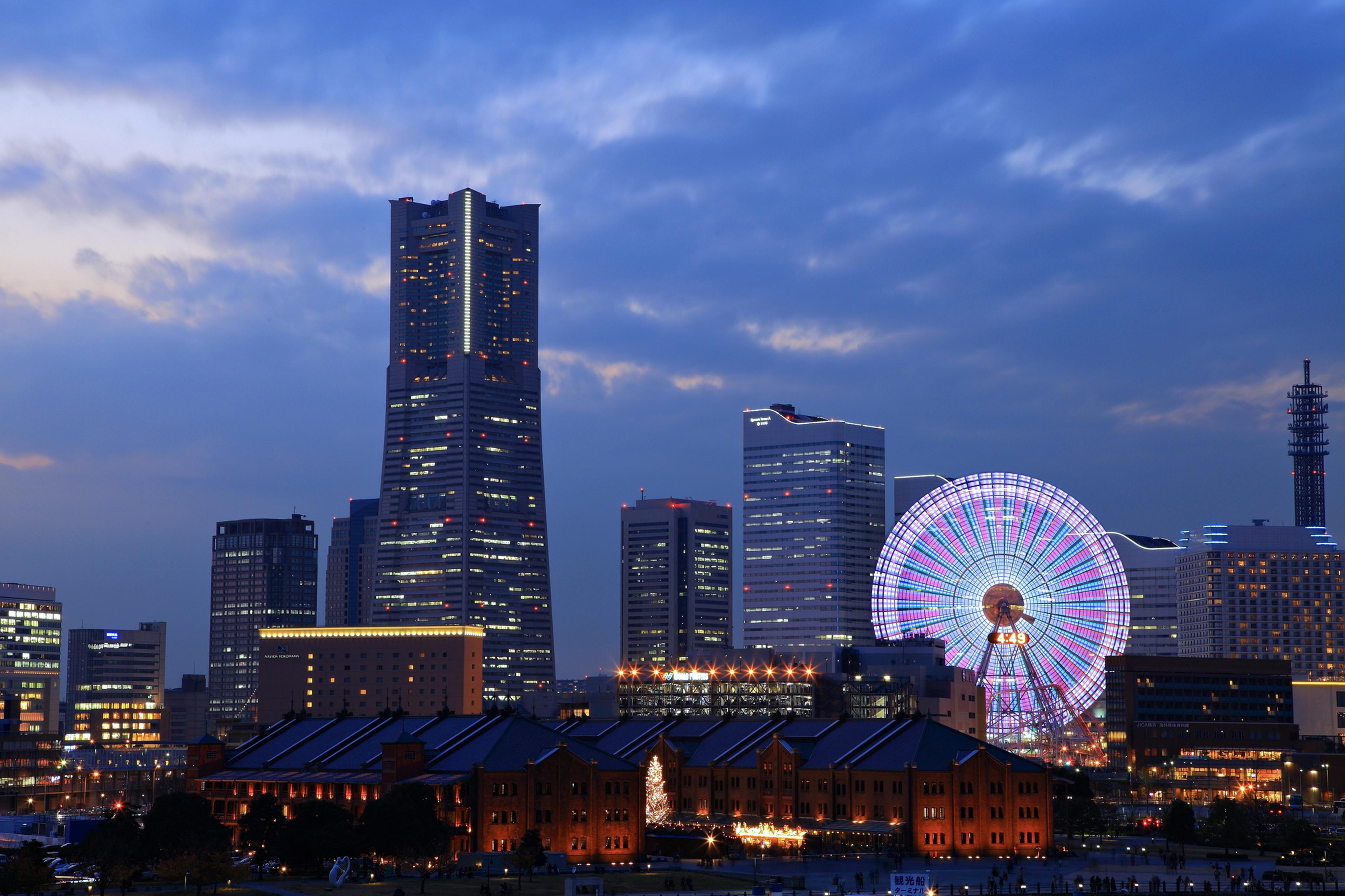 357974 скачать картинку япония, сделано человеком, йокогама, здание, город, колесо обозрения, свет, небоскрёб, города - обои и заставки бесплатно