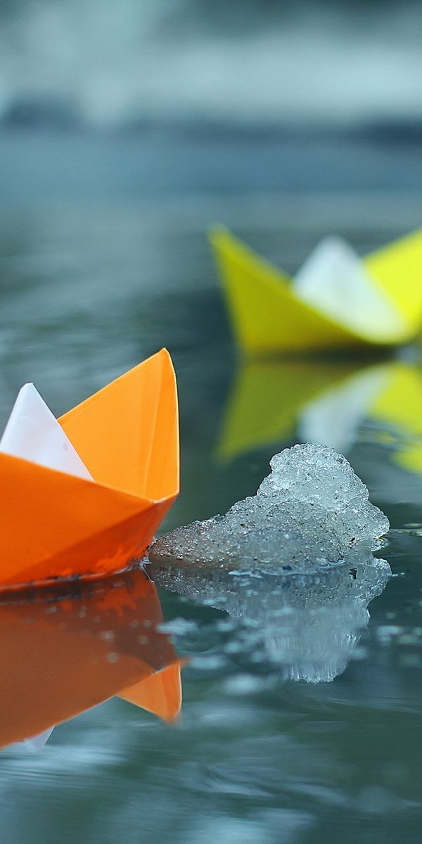 Бумажные кораблики картинки. Бумажный кораблик. Кораблик на воде. Бумажный кораблик в море. Разноцветные кораблики.