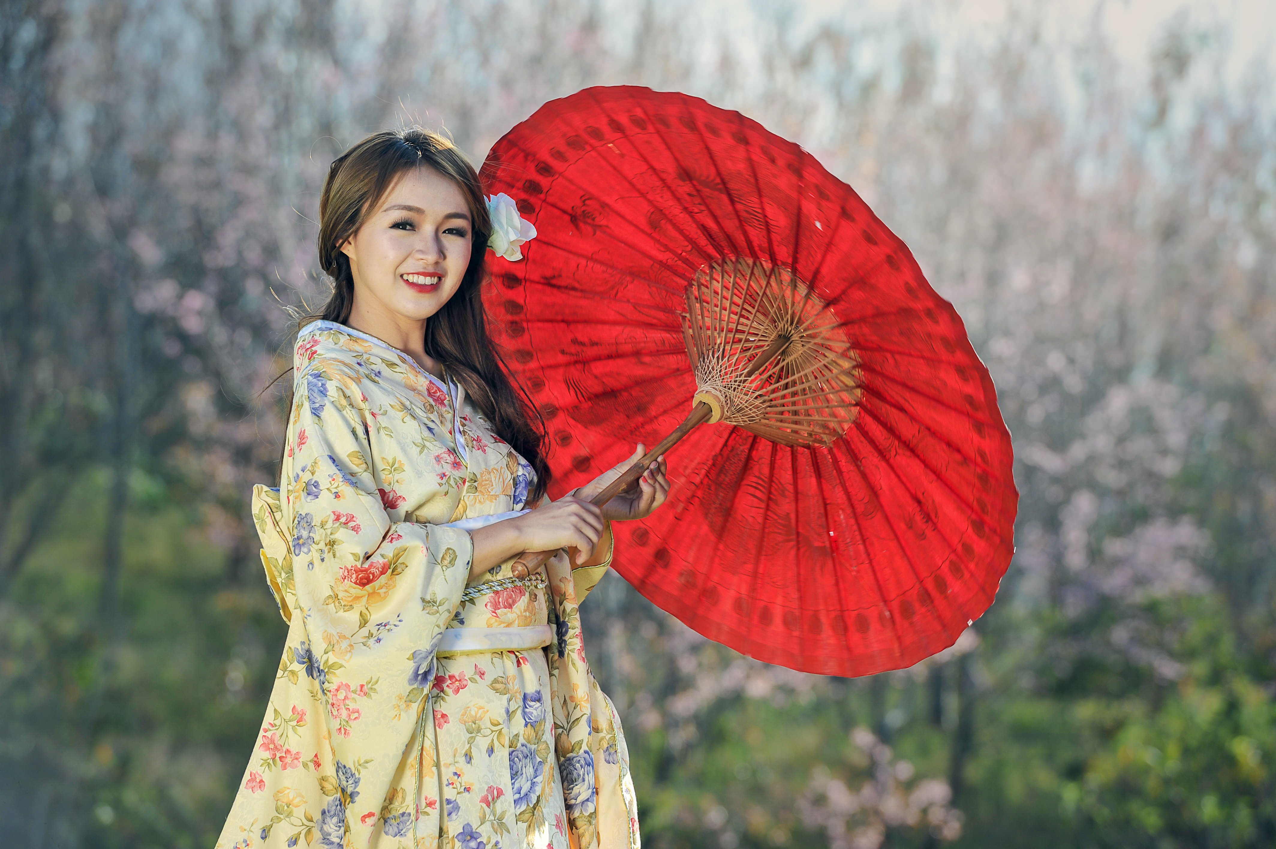 Познакомиться с японкой. Гейша Японии с зонтиком. Японка в кимоно. Японка с зонтиком. Китайская девушка в кимоно.