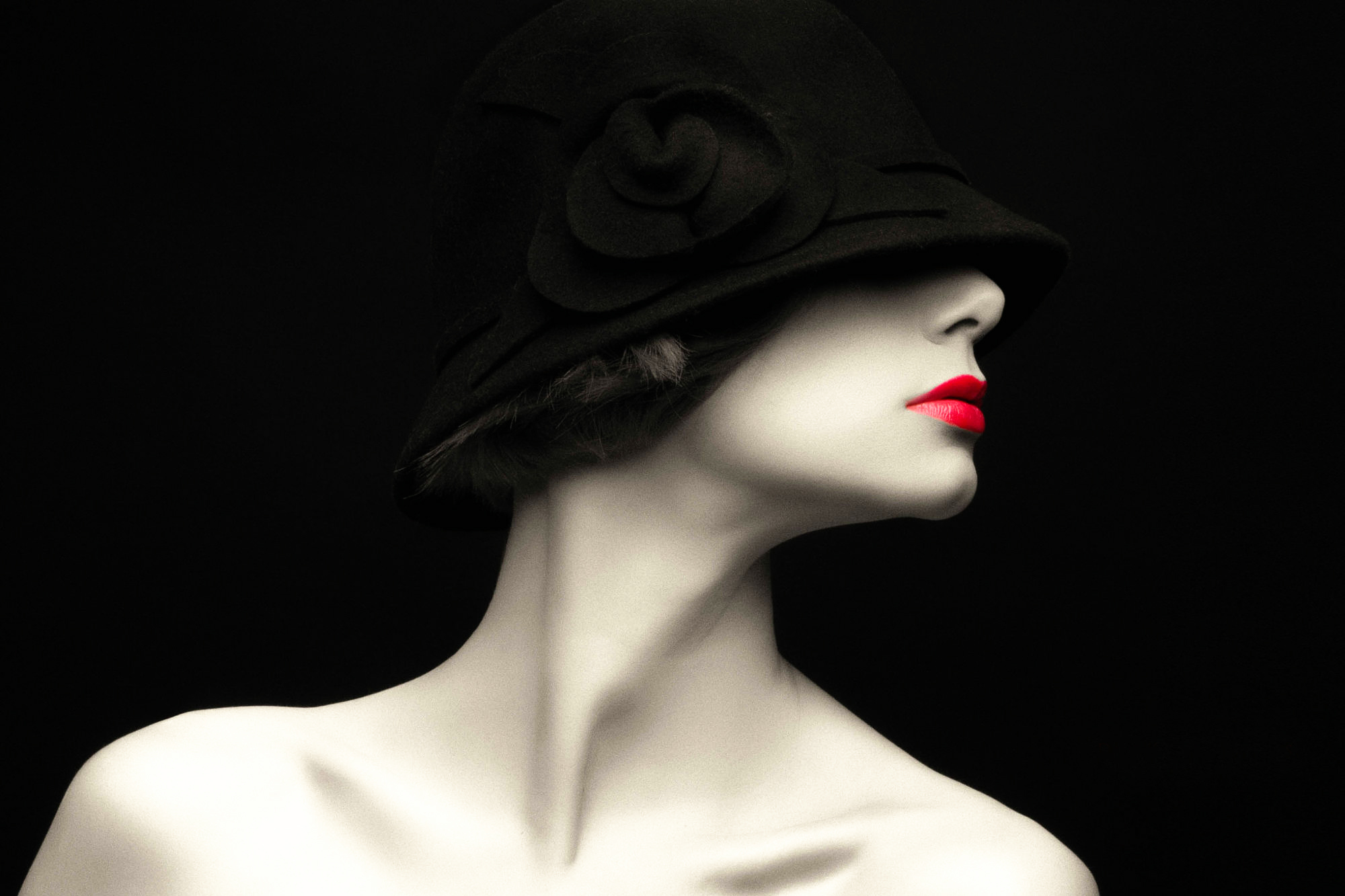 Женщина в черной шляпе