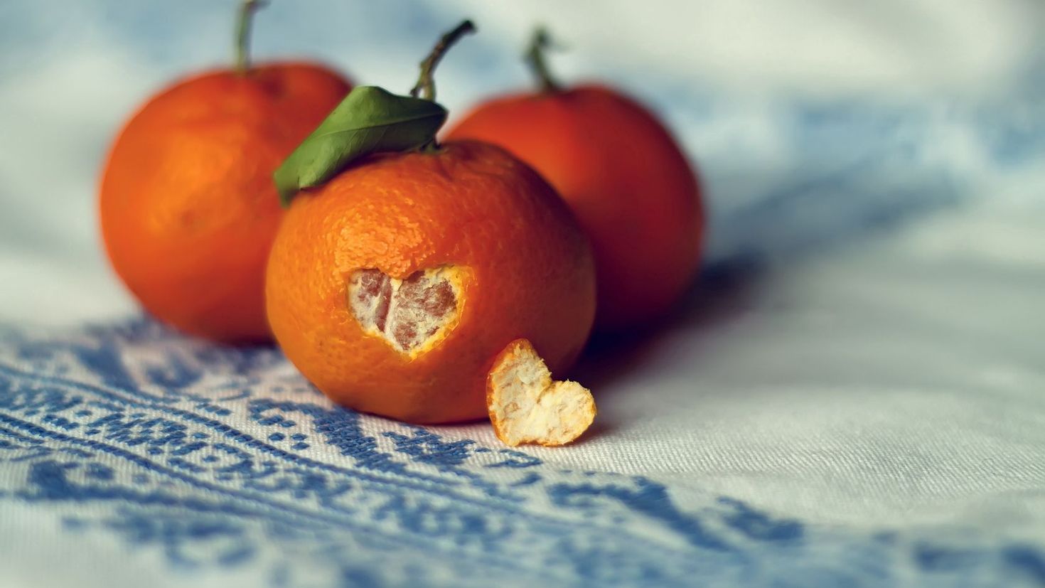 Реклама мандаринов. Мандарин. Мандарины новый год. Мандарины на столе. Апельсин и мандарин.